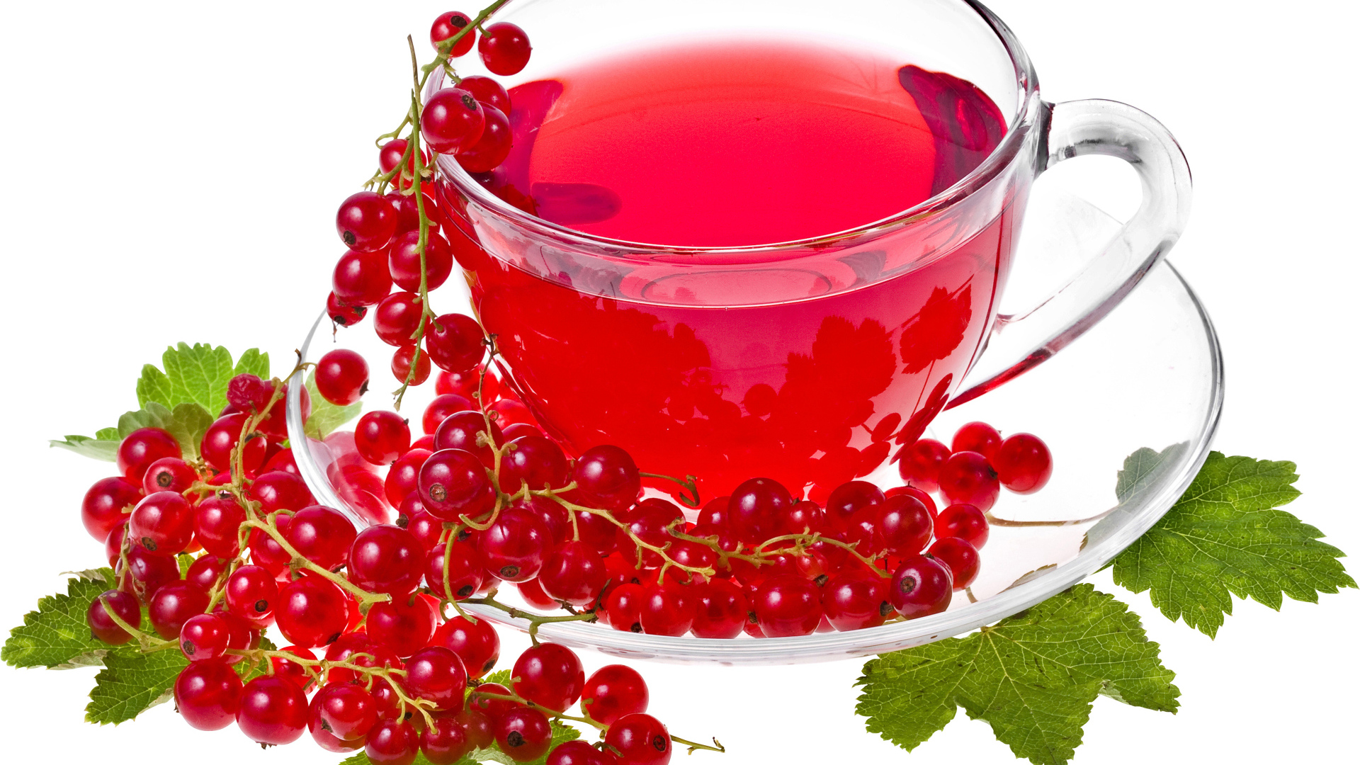 Красный чай на белом фоне с красной смородиной