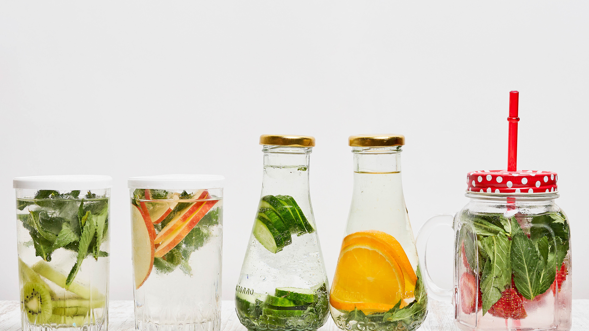 Освежающие коктейли на сером фоне