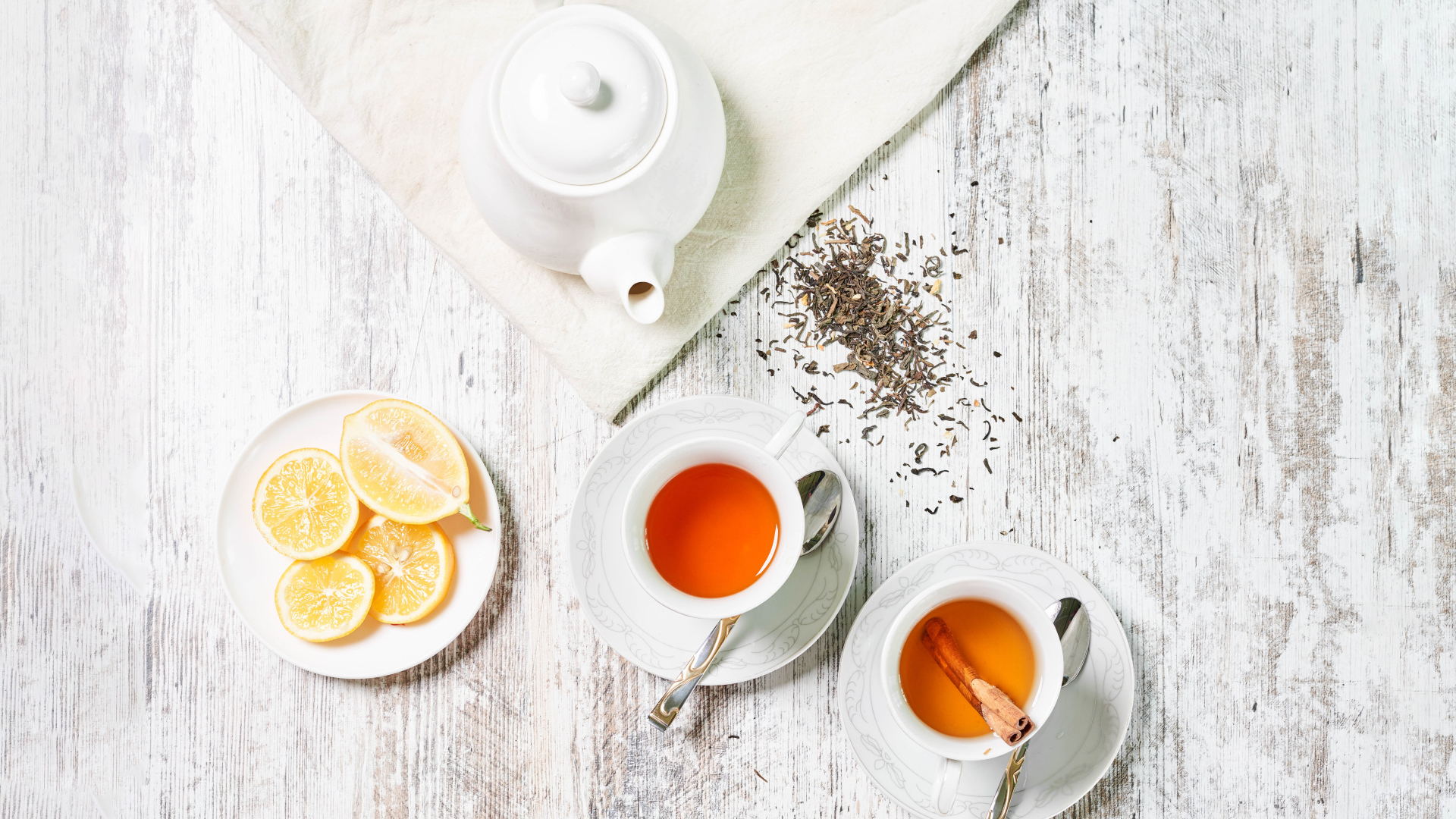 Чай на столе с кусками лимона