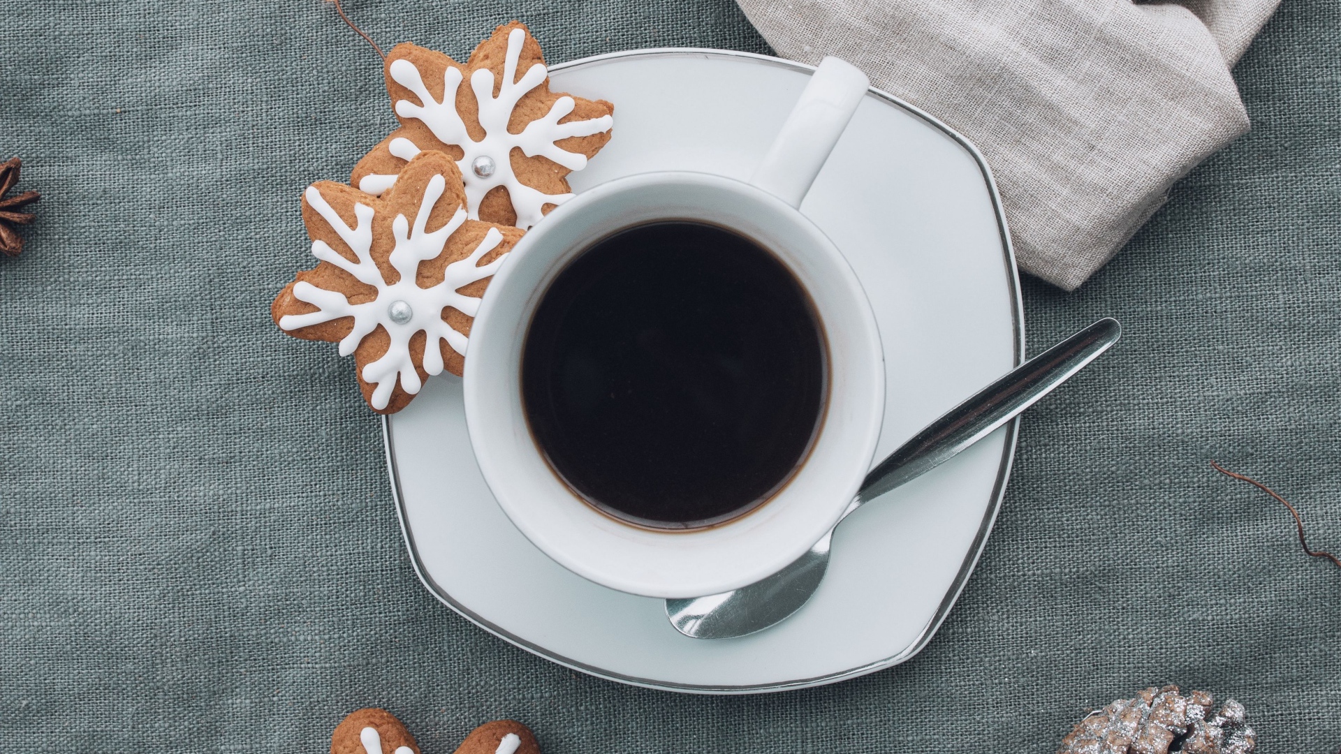 Белая чашка горячего кофе с печеньем 