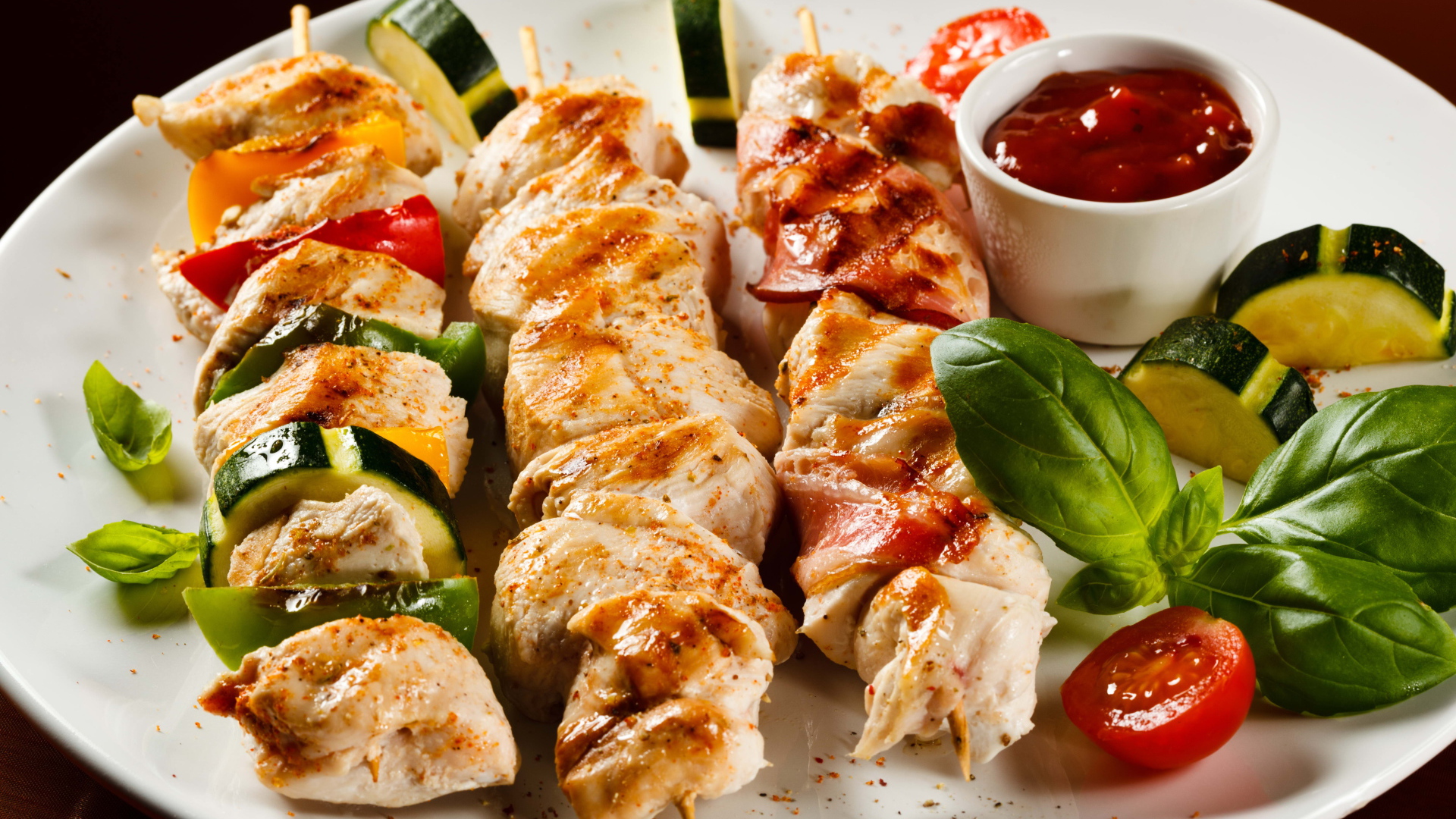 Аппетитный шашлык из курицы с кабачками на тарелке 