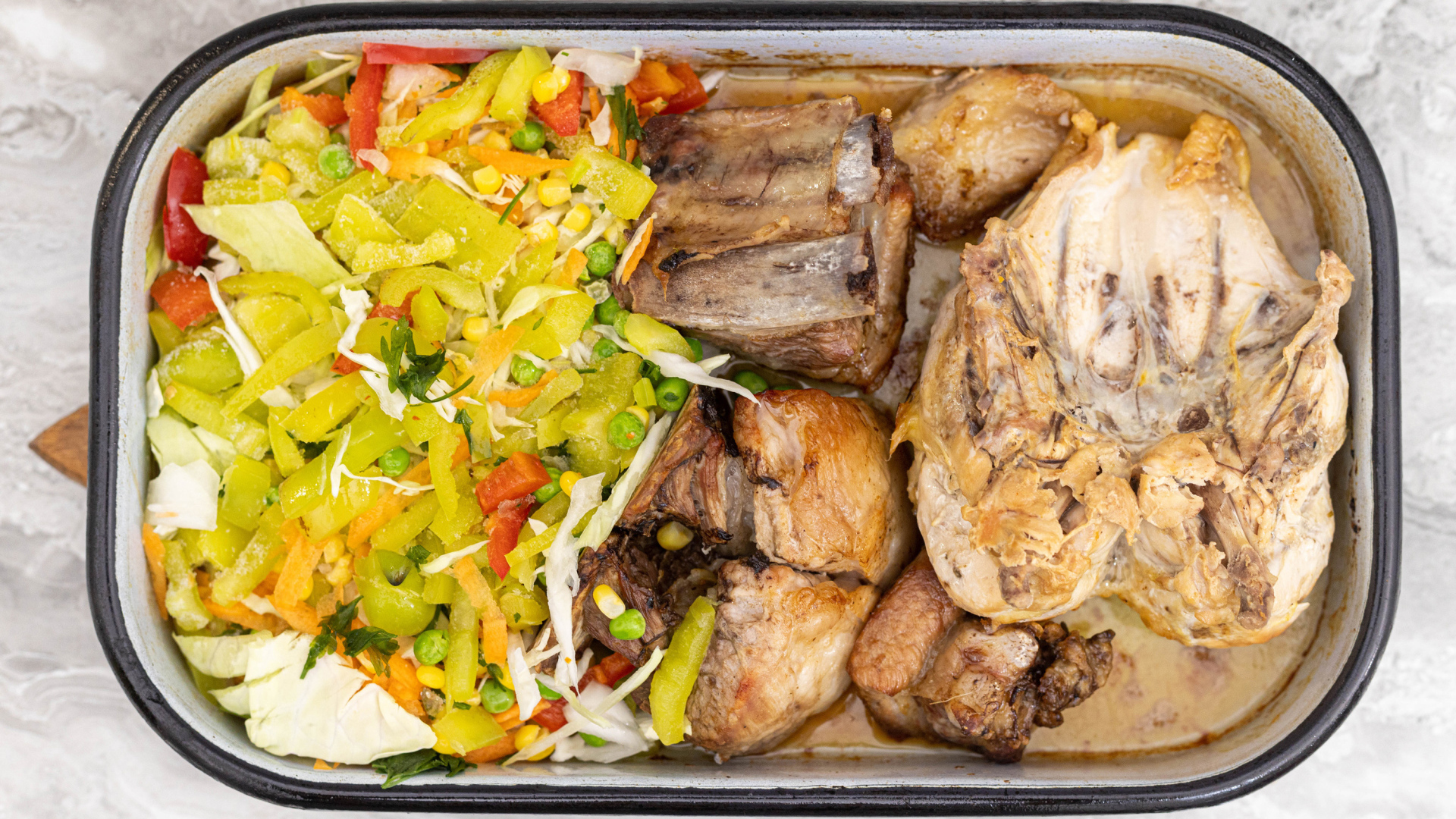 Запеченная курица с овощами в противне