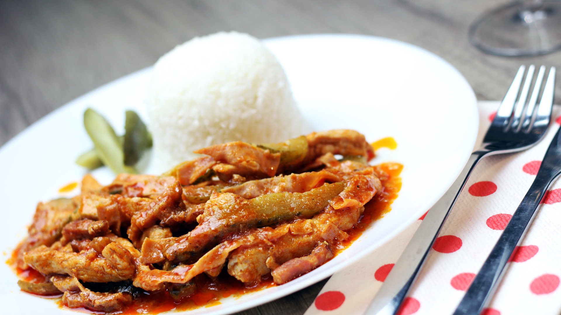 Гуляш из говядины на тарелке с рисом