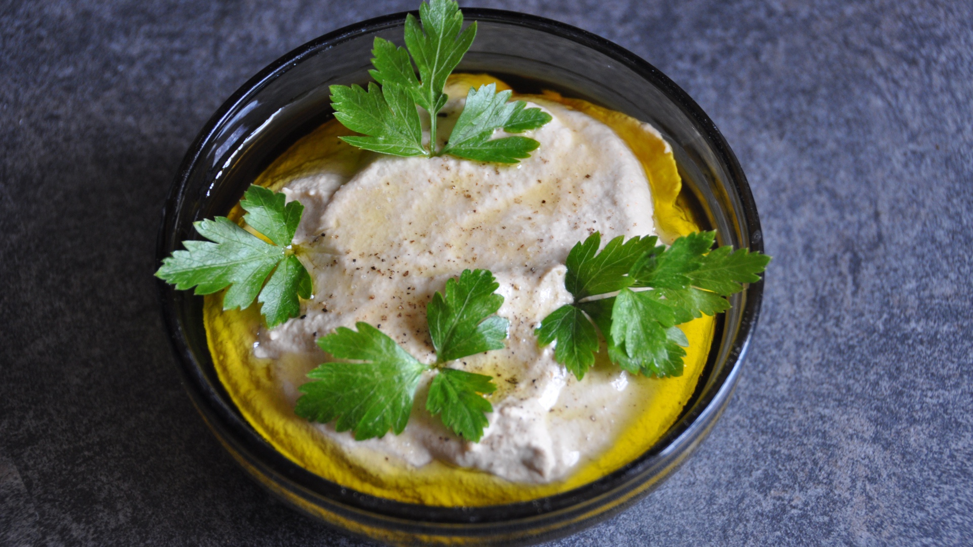 Печеночный паштет в тарелке с зеленью петрушки 