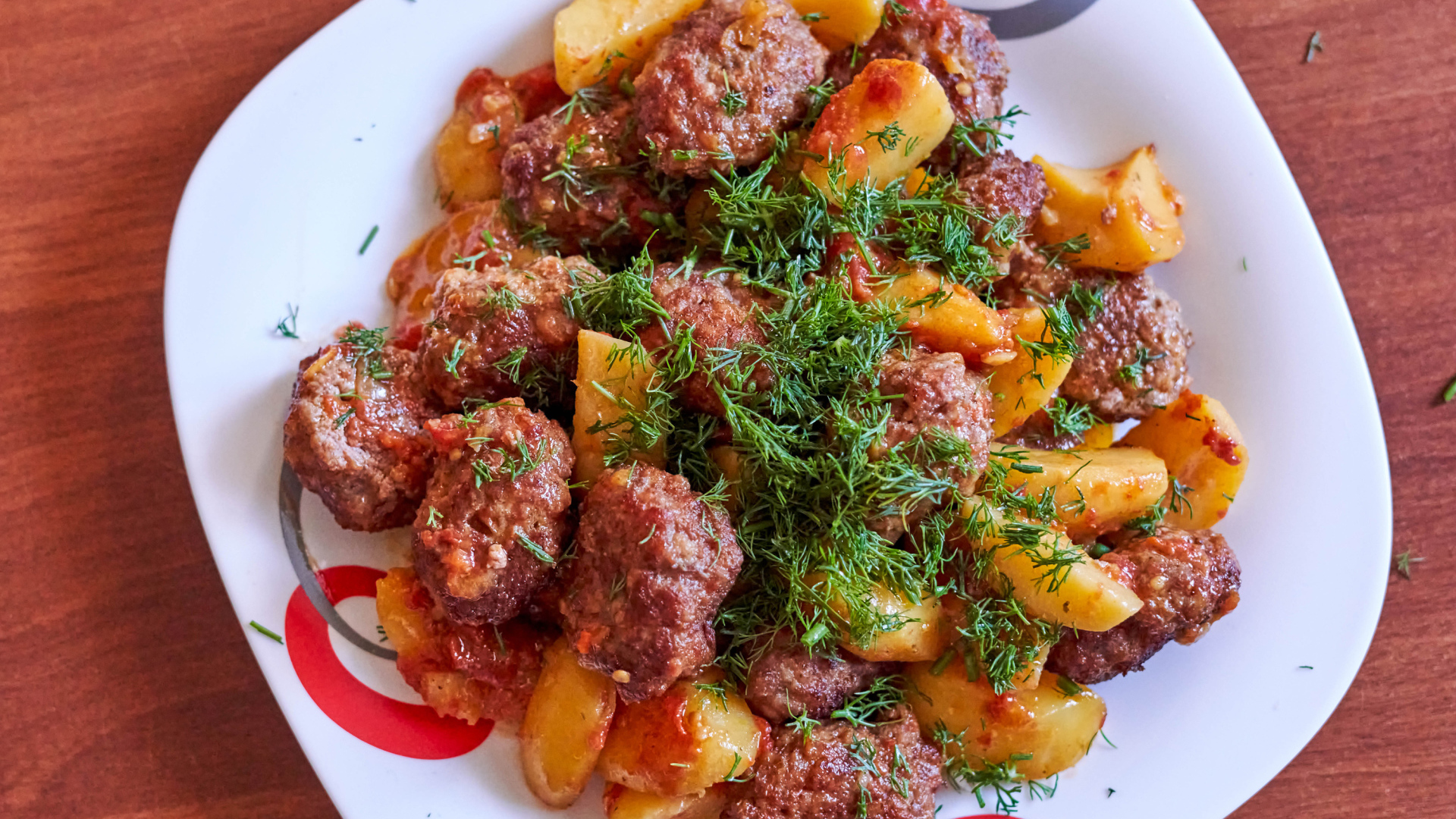 Фрикадельки с картофелем и укропом на белой тарелке