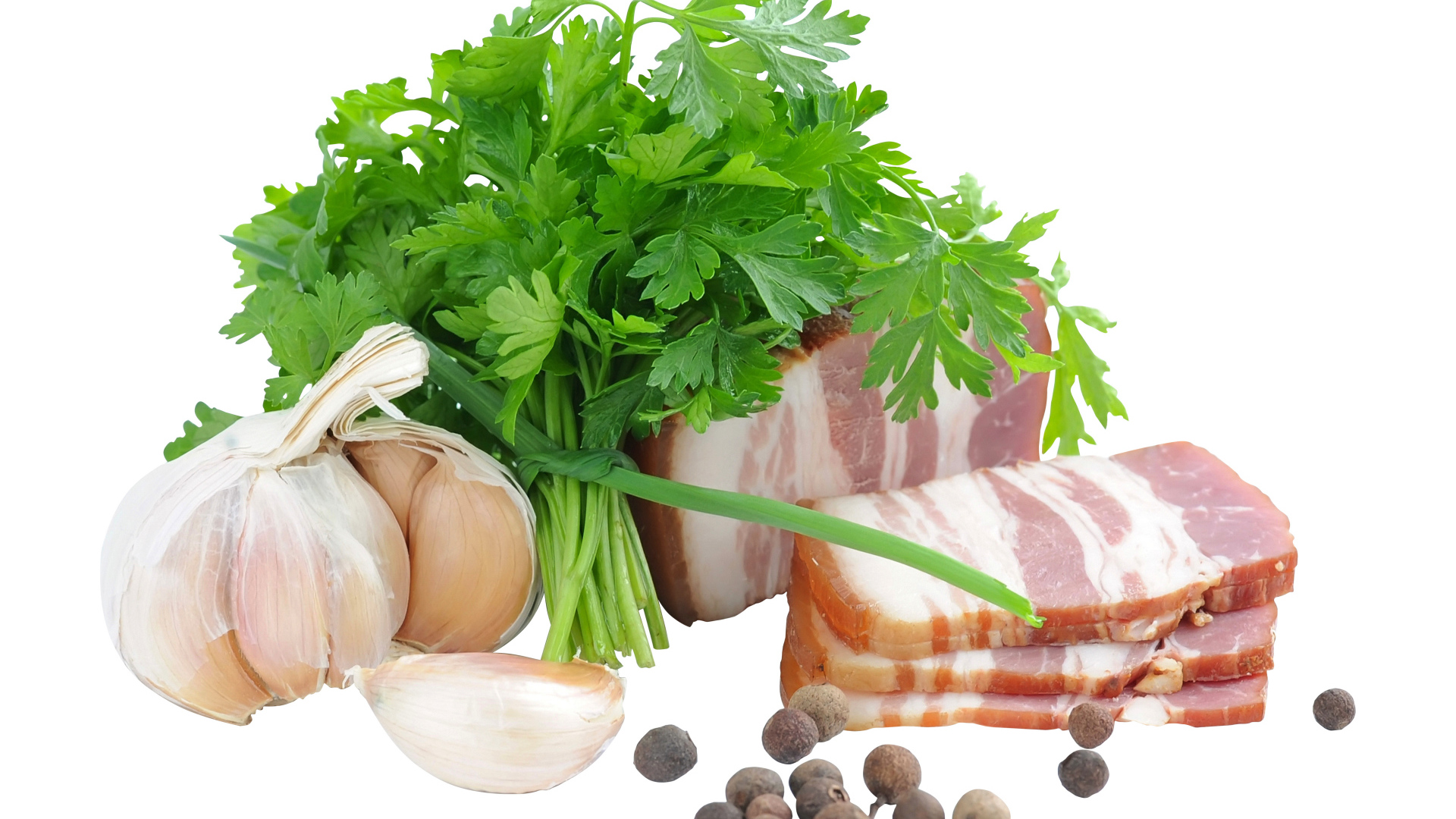 Кусок сала на белом фоне с зеленью петрушки и специями