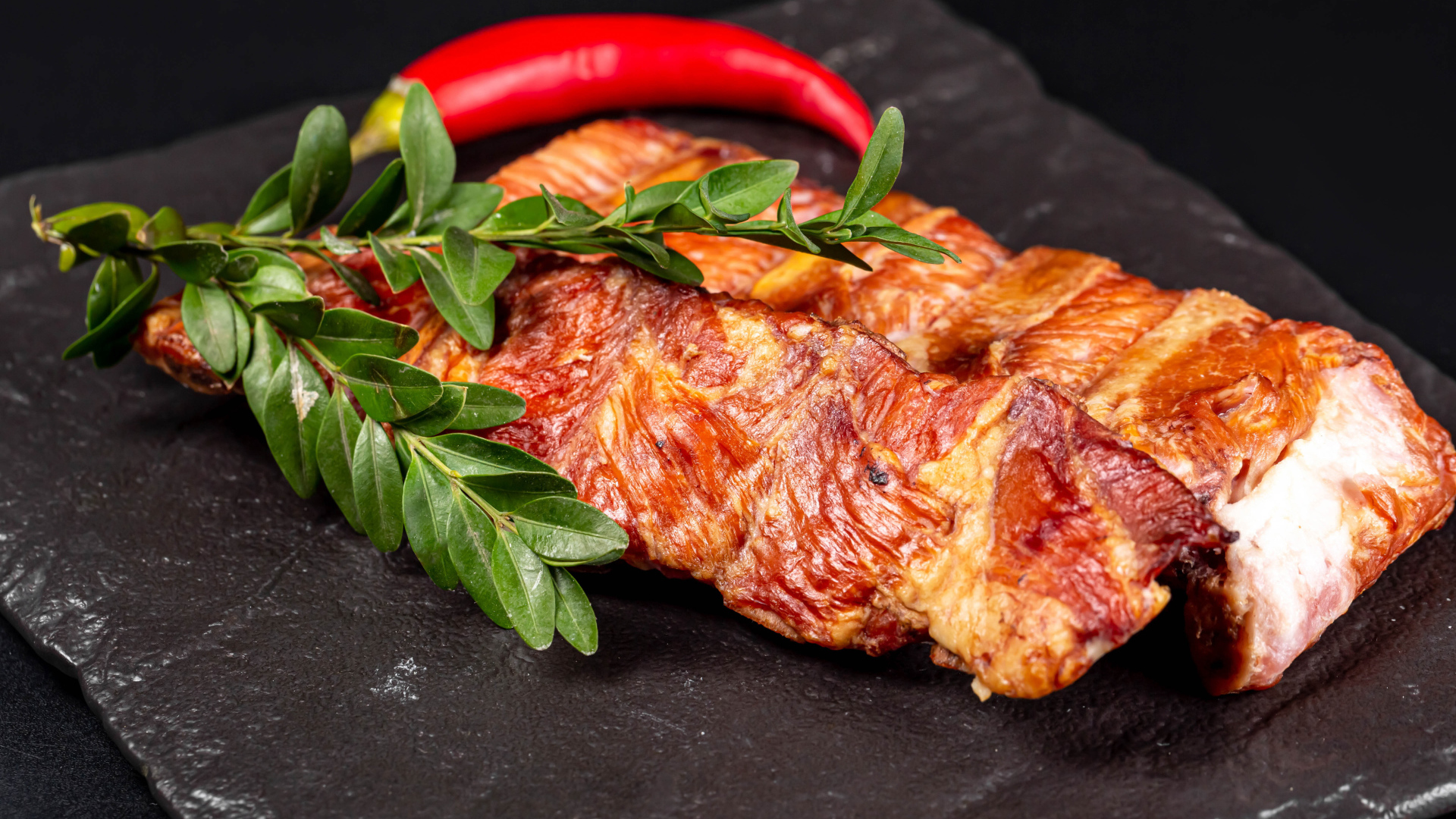 Копченые свиные ребрышки с зелеными листьями