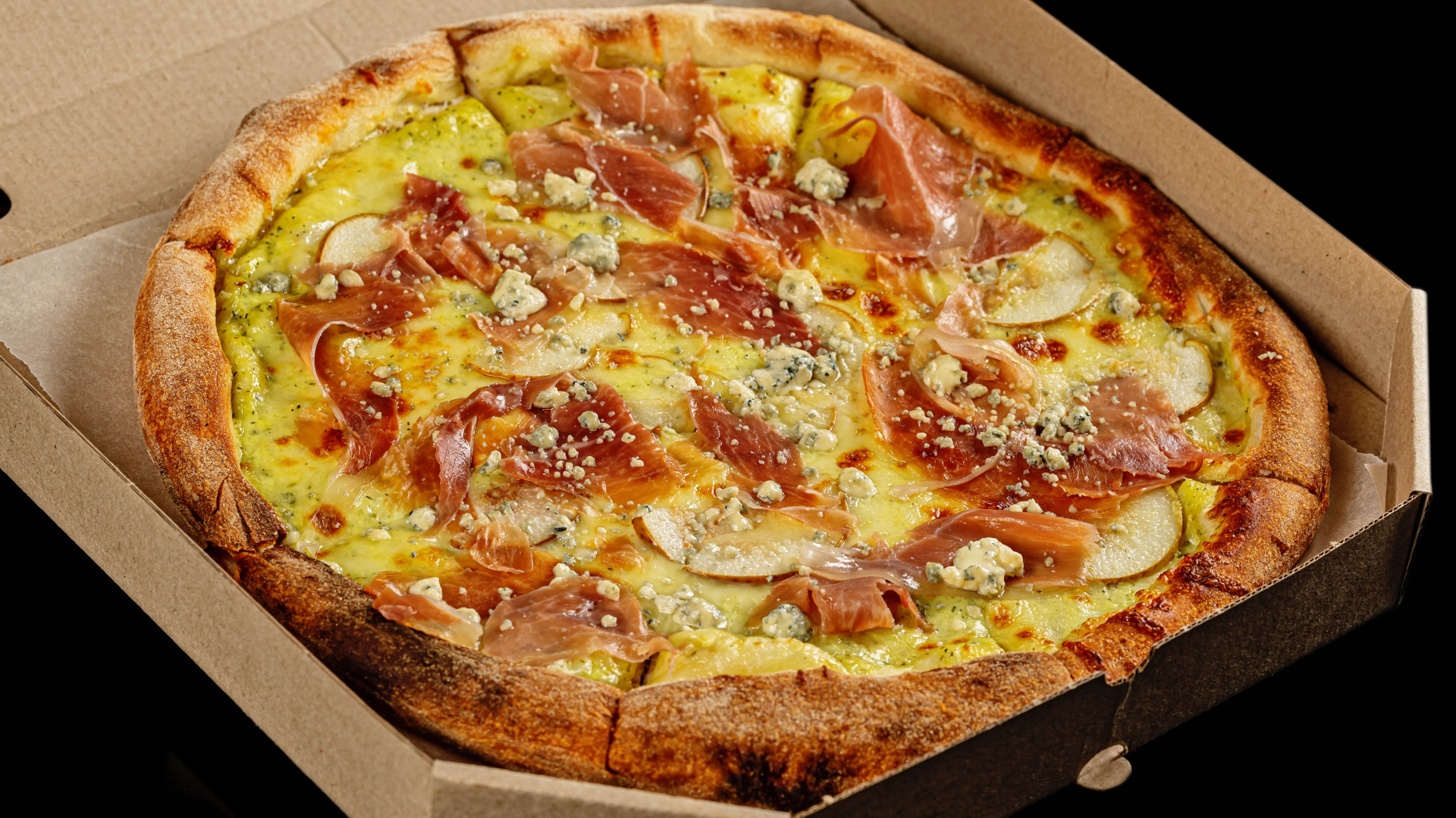 Коробка с пиццей на черном фоне