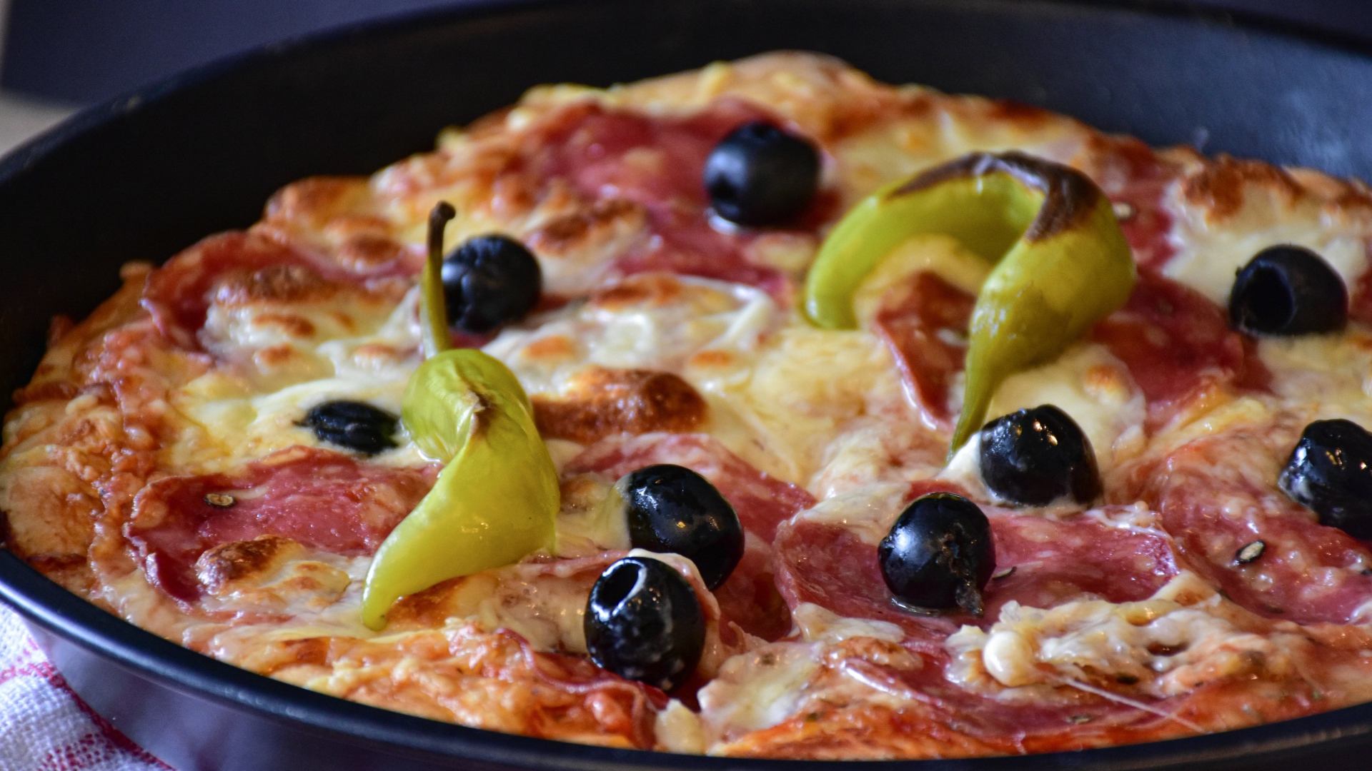 Пицца с оливками и перцем на сковороде 