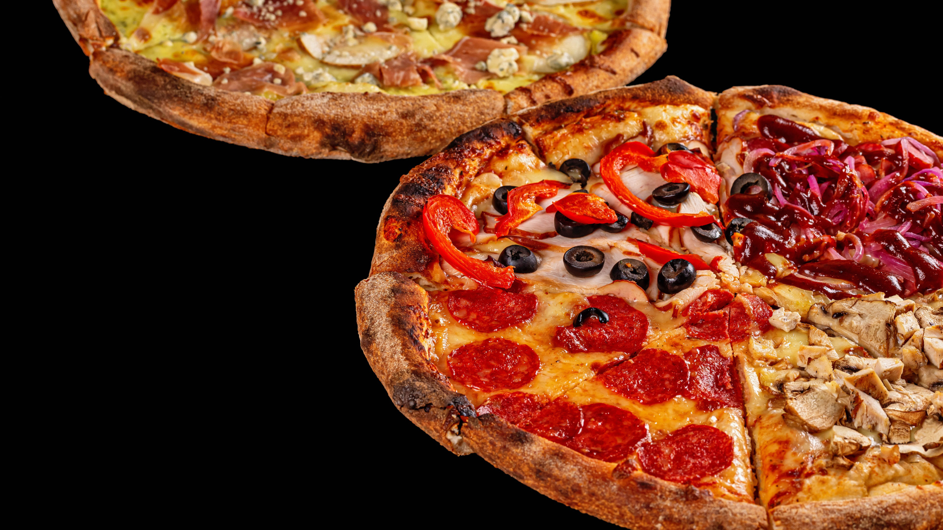 Две аппетитные пиццы на черном столе