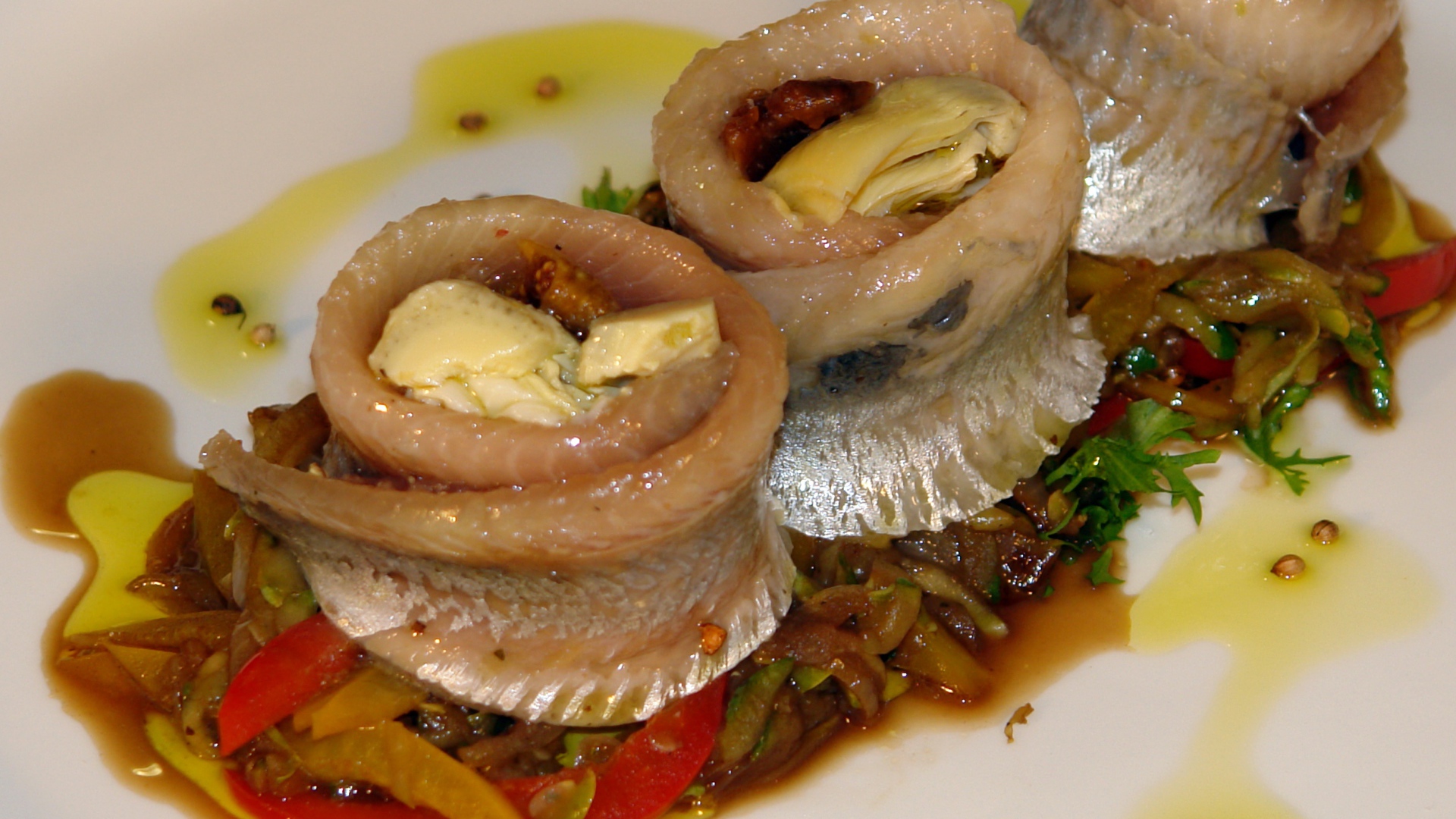 Рулетики из сельди с овощами