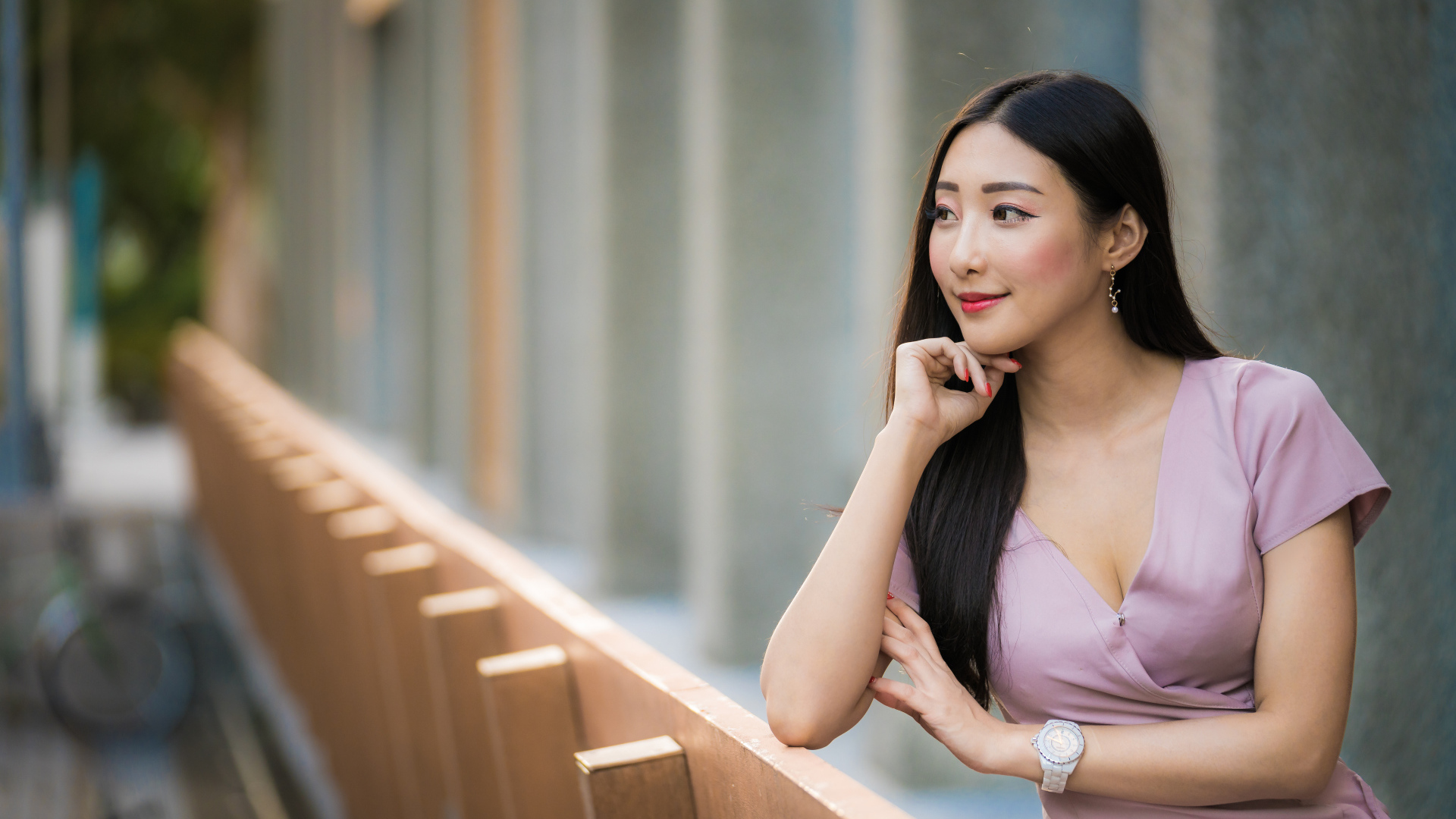 Красива девушка азиатка задумчиво смотрит вдаль