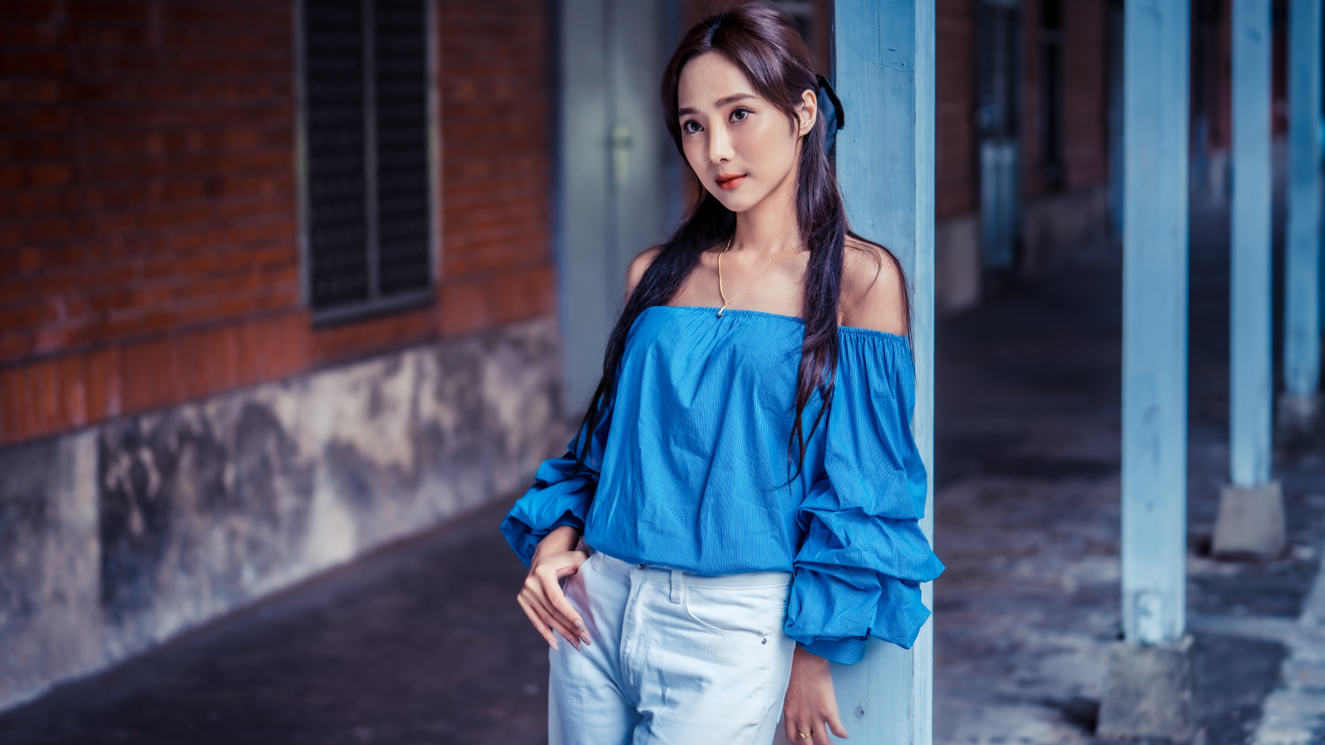 Девушка азиатка в синей блузке 