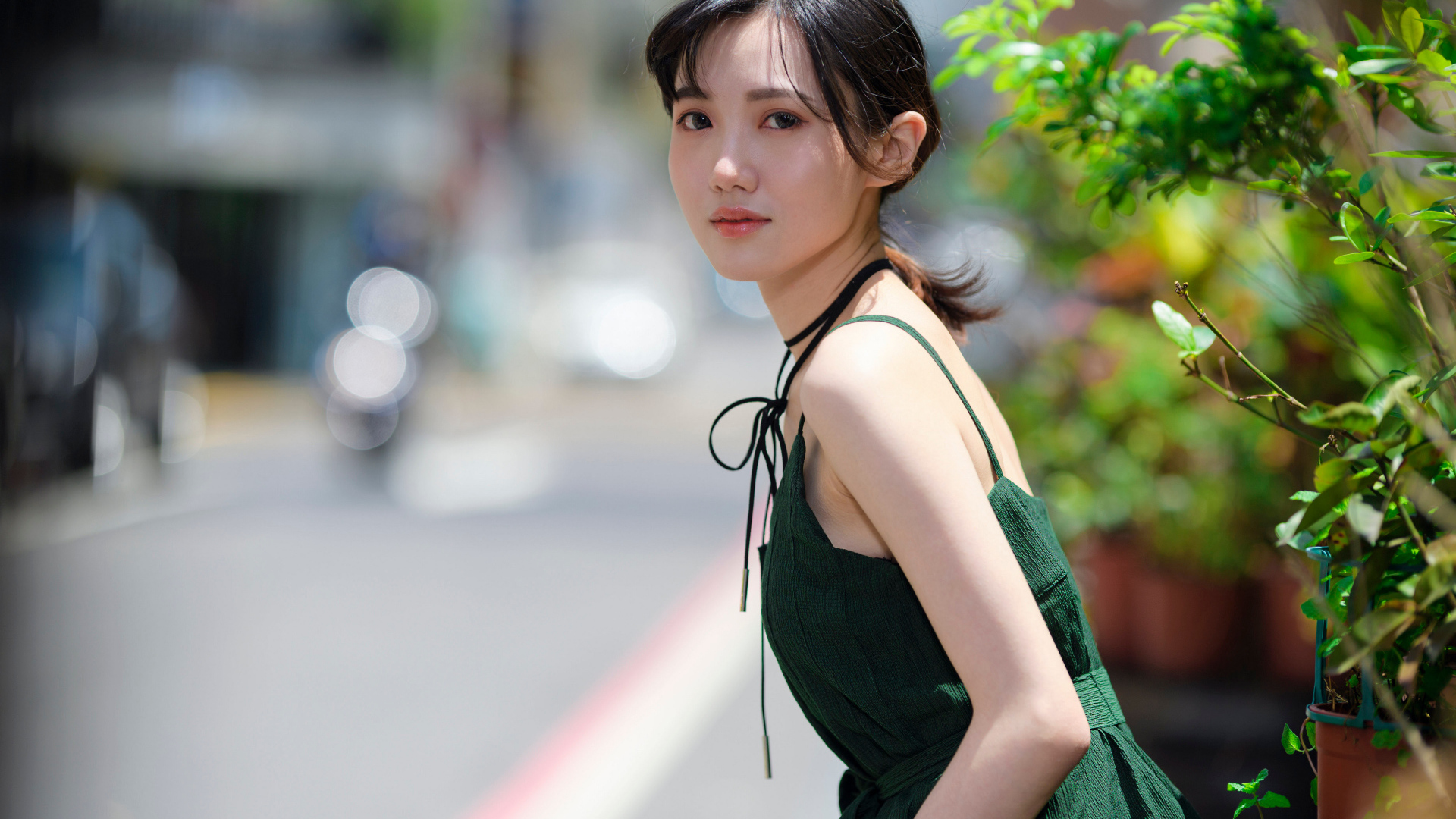 Девушка азиатка в зеленом платье 