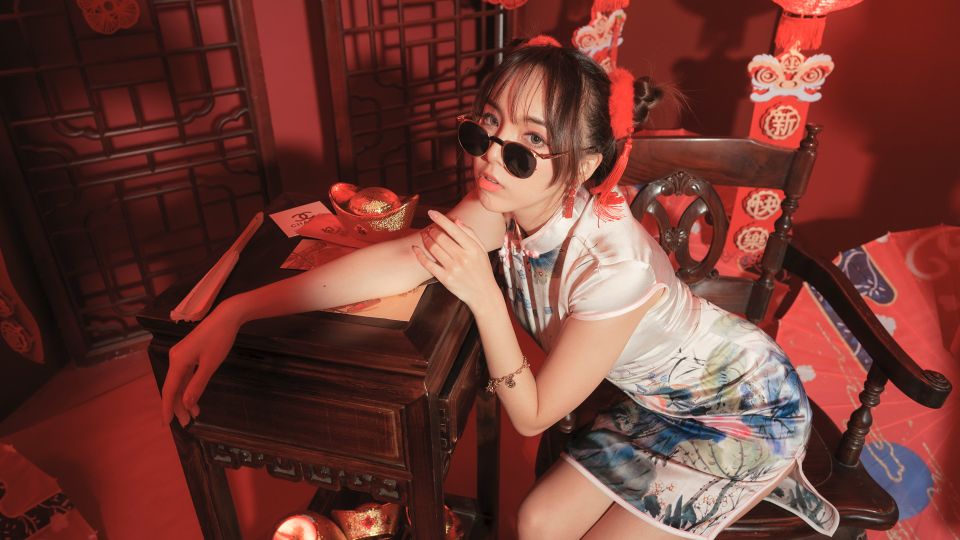 Девушка азиатка в очках сидит в кафе