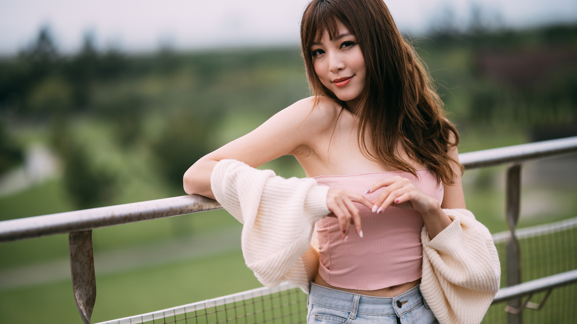 Девушка азиатка с длинными волосами у перил