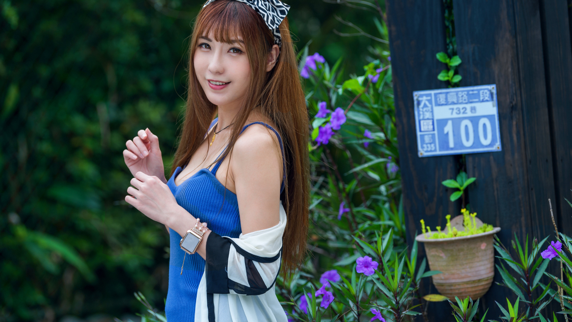 Красивая девушка азиатка в синей майке 