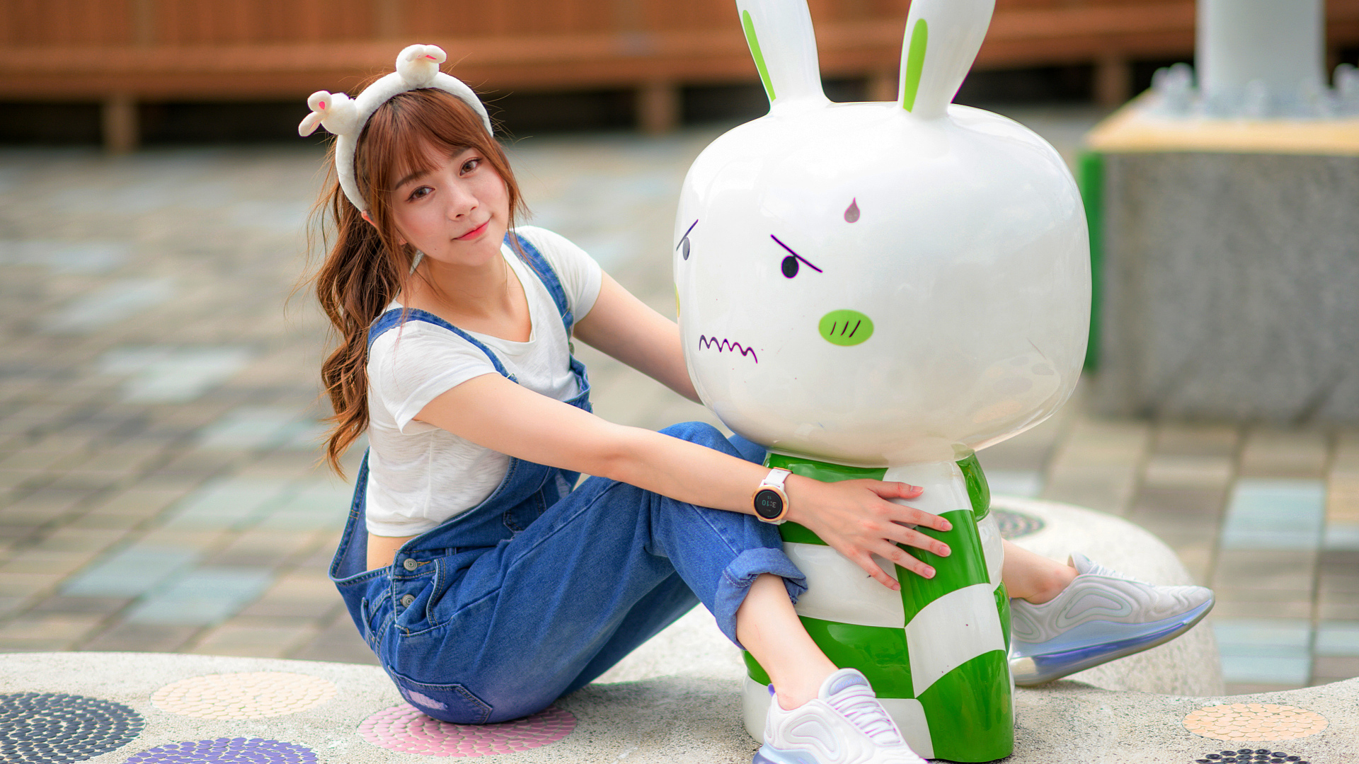 Красивая девушка азиатка с зайцем