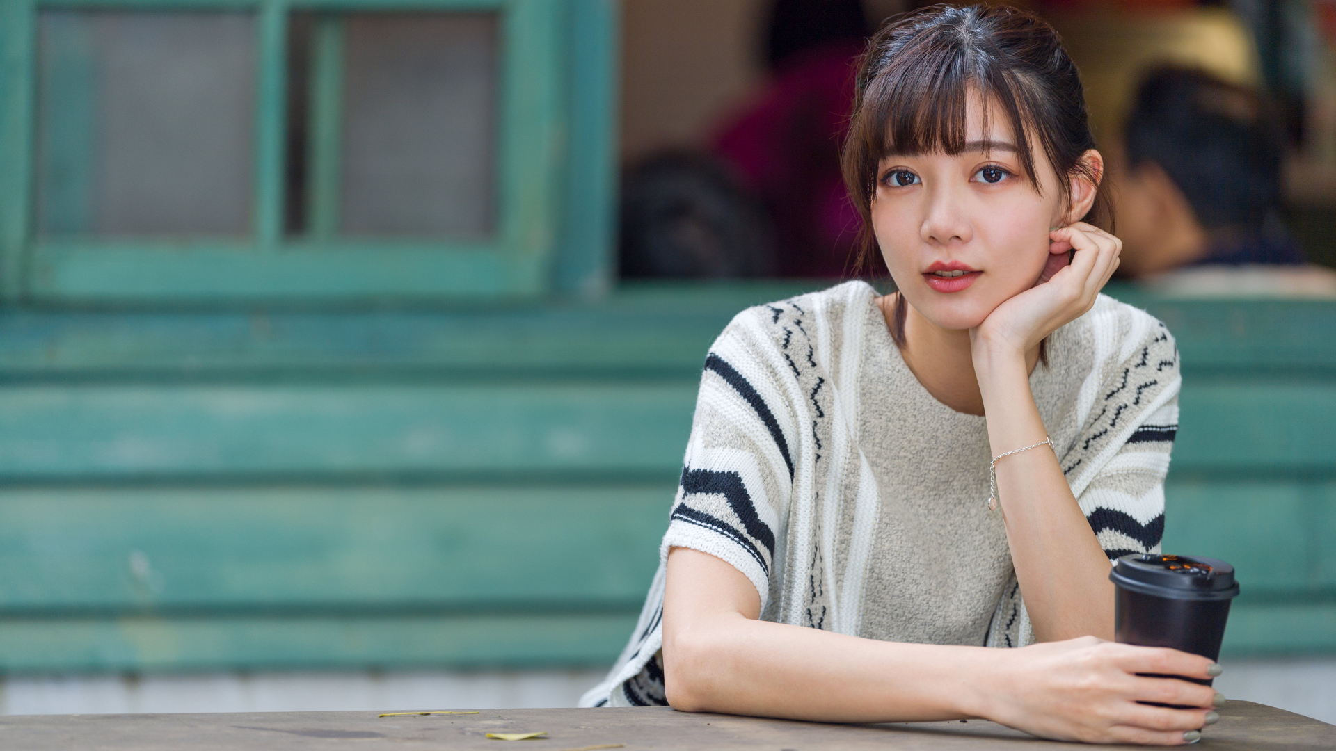 Красивая девушка азиатка с кофе в руках 