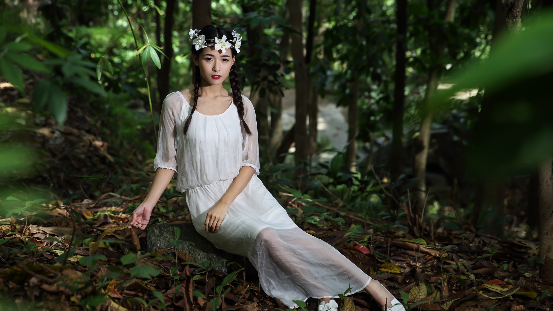Красивая девушка азиатка в белом платье  в лесу