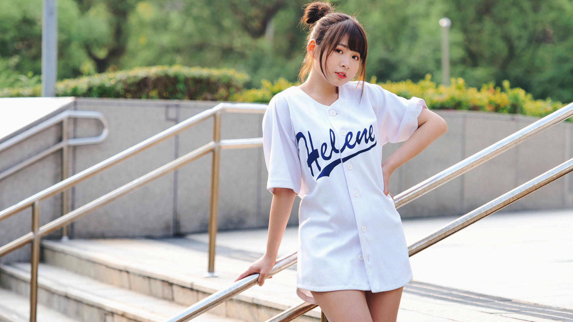 Красивая девушка азиатка в белой рубашке на ступенях 