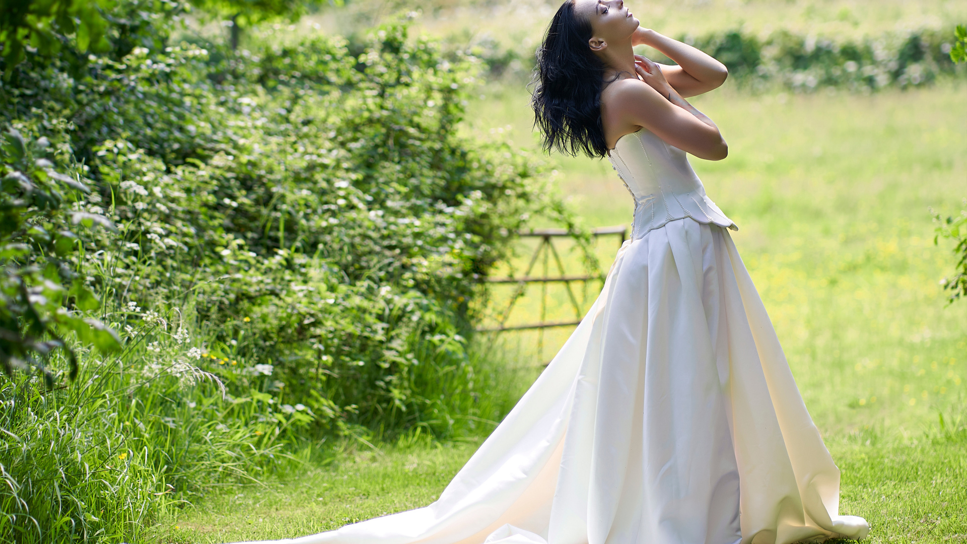 Красивая девушка невеста в белом платье 