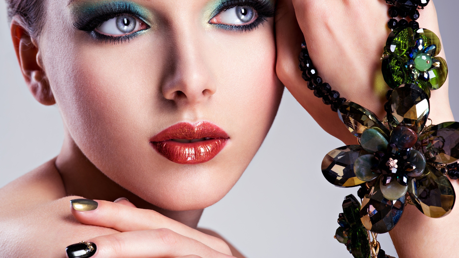 Красивая девушка с ярким макияжем с украшением на руке