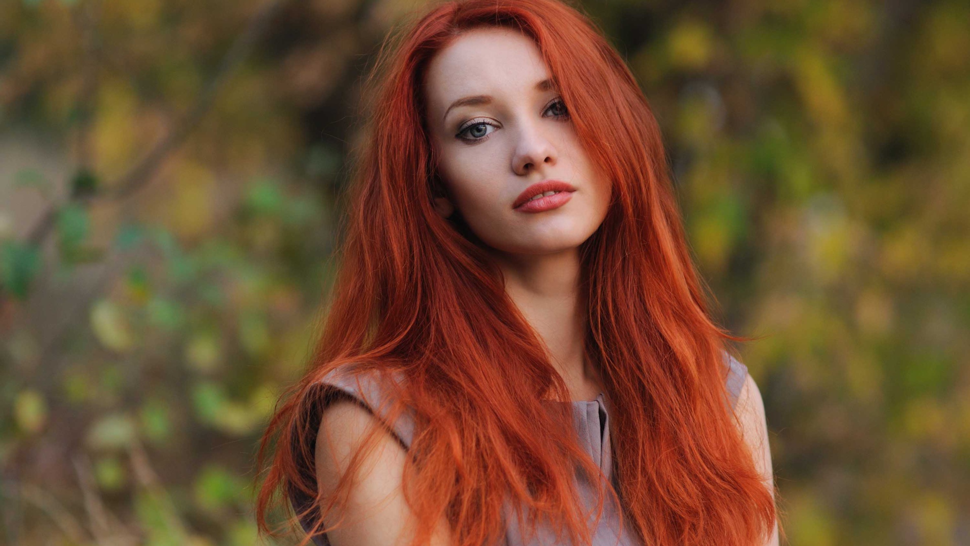 Красивая рыжеволосая девушка с голубыми волосами