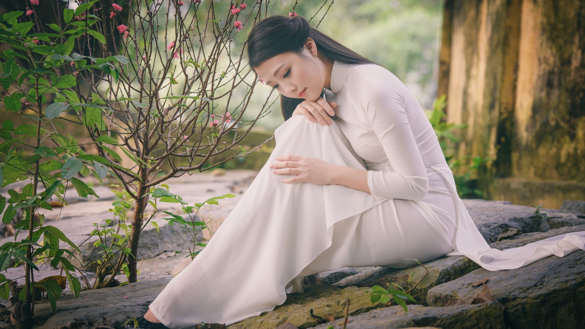 Красивая грустная девушка азиатка в белом платье 