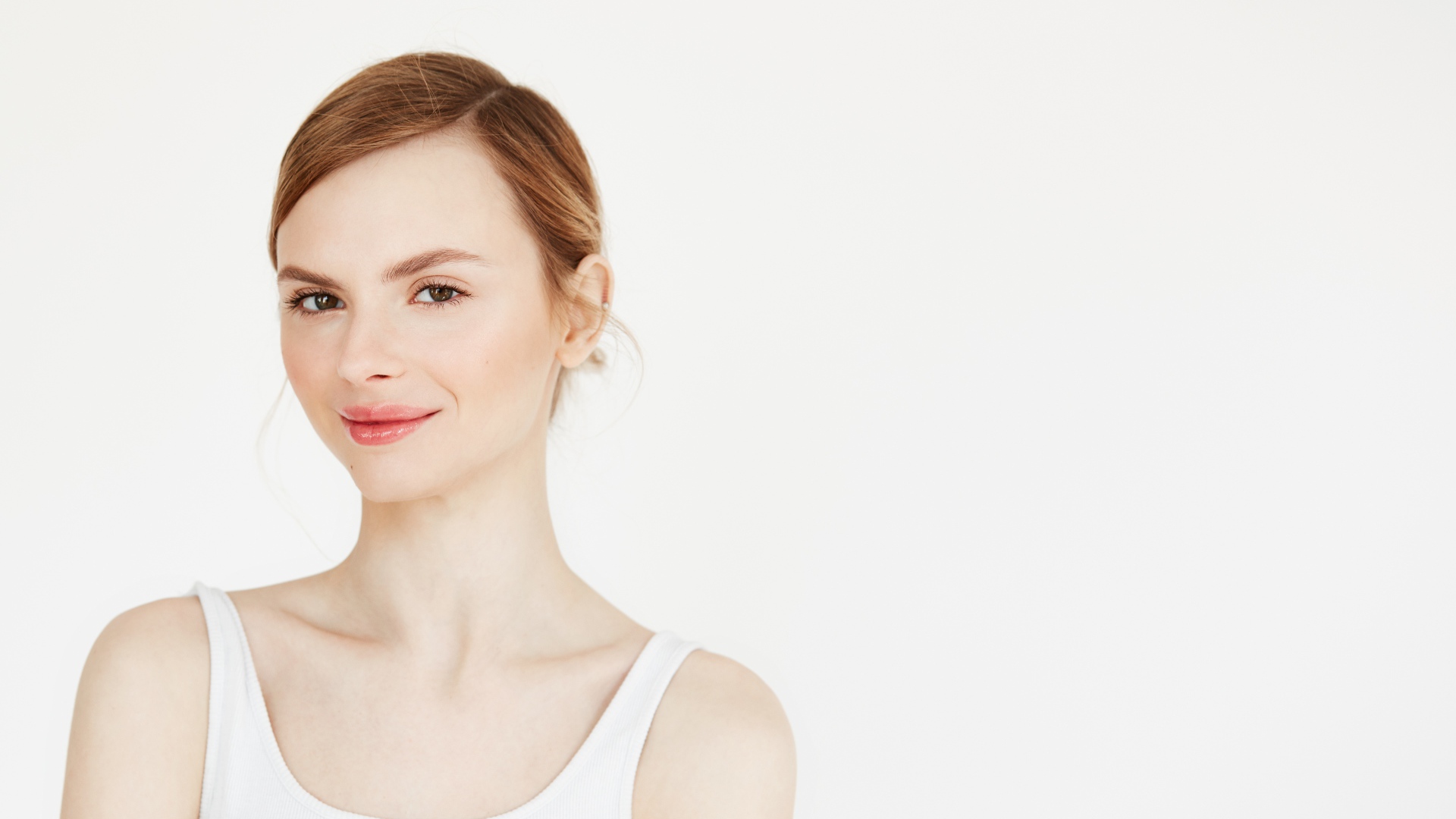 Красивая нежная девушка в белой майке