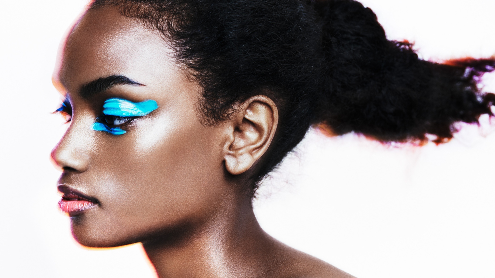 Темнокожая девушка с голубыми тенями на глазах 