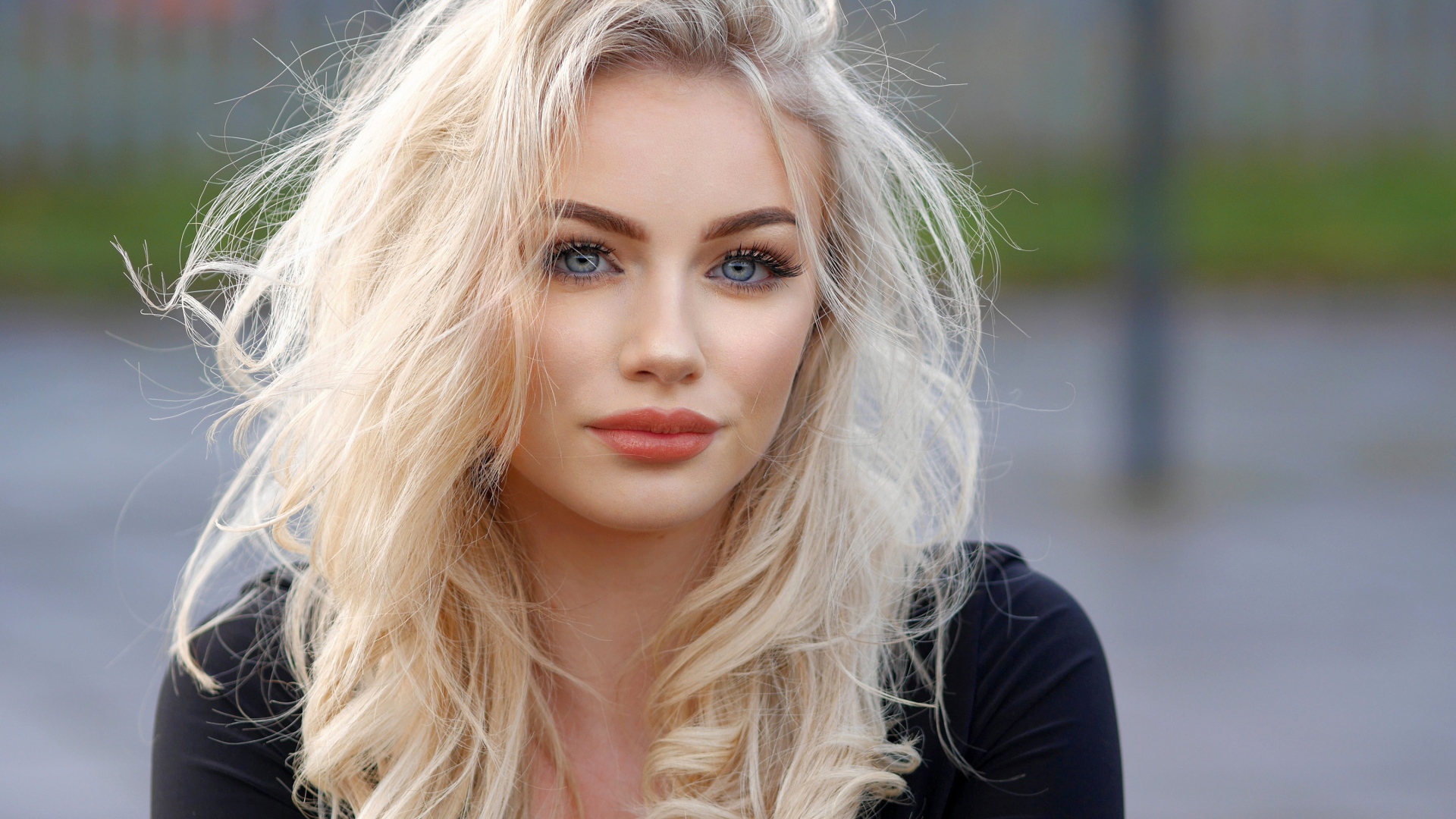 Голубоглазая девушка блондинка крупным планом 