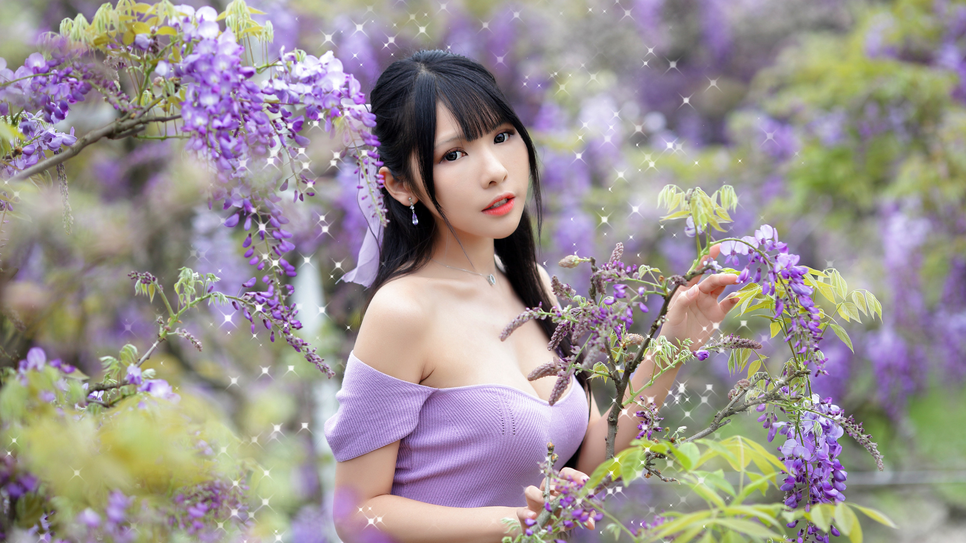 Кареглазая азиатка у куста с цветами глицинии