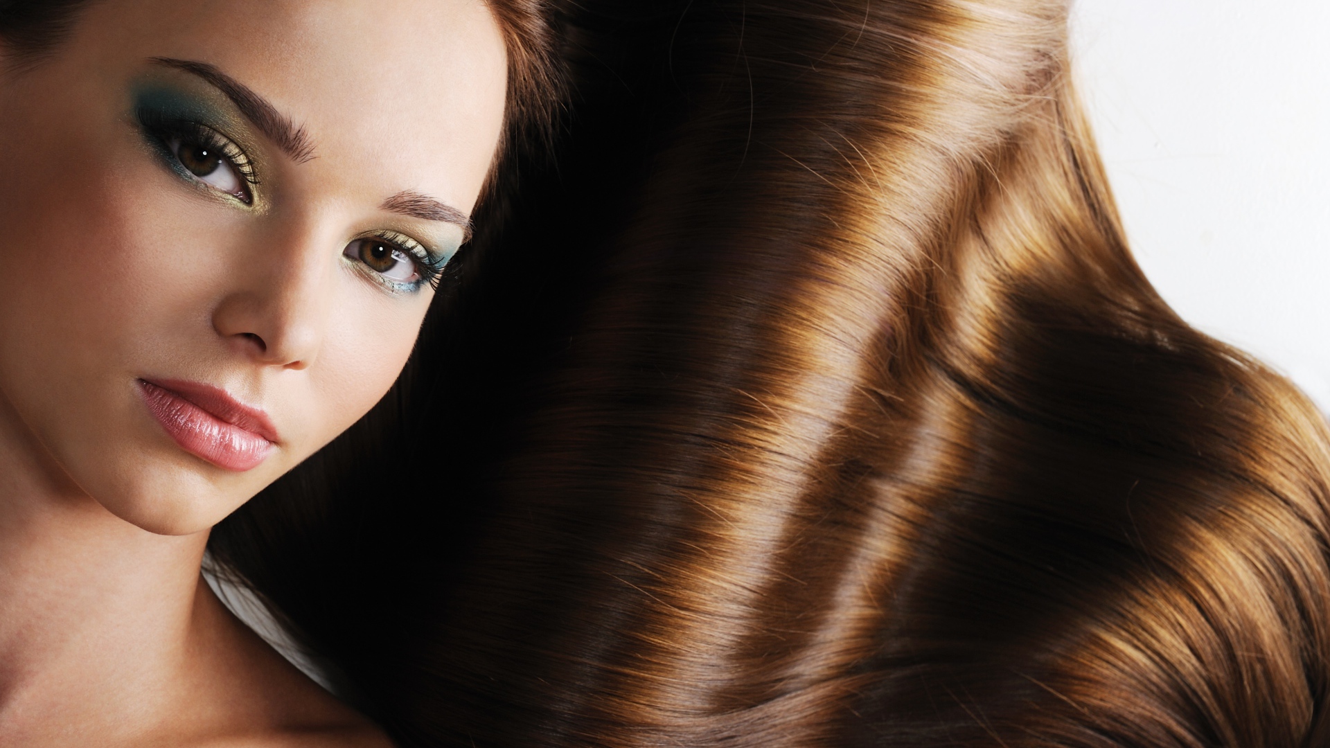 Чистые блестящие волосы красивой девушки 