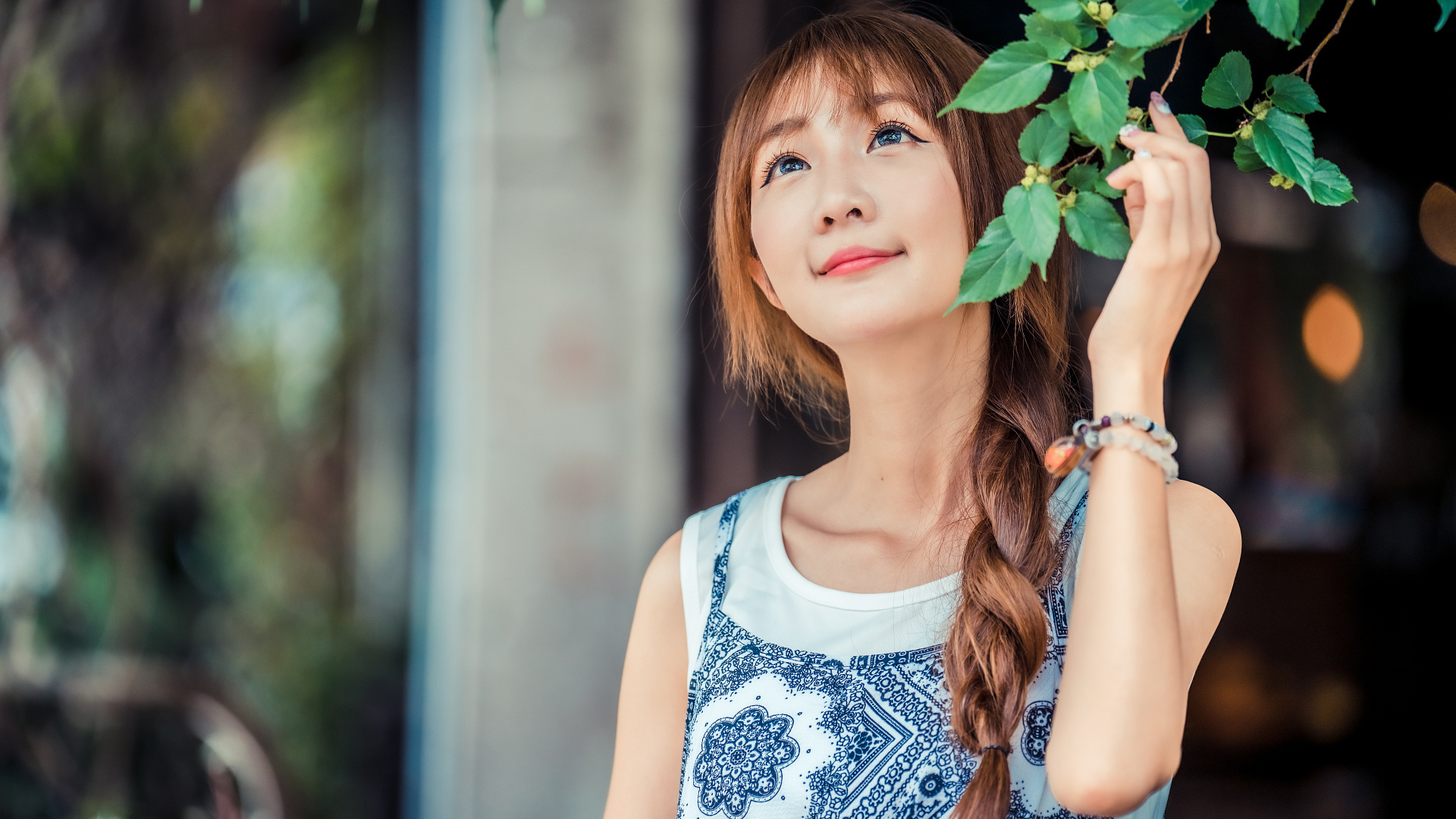 Милая девушка азиатка с косой на голове