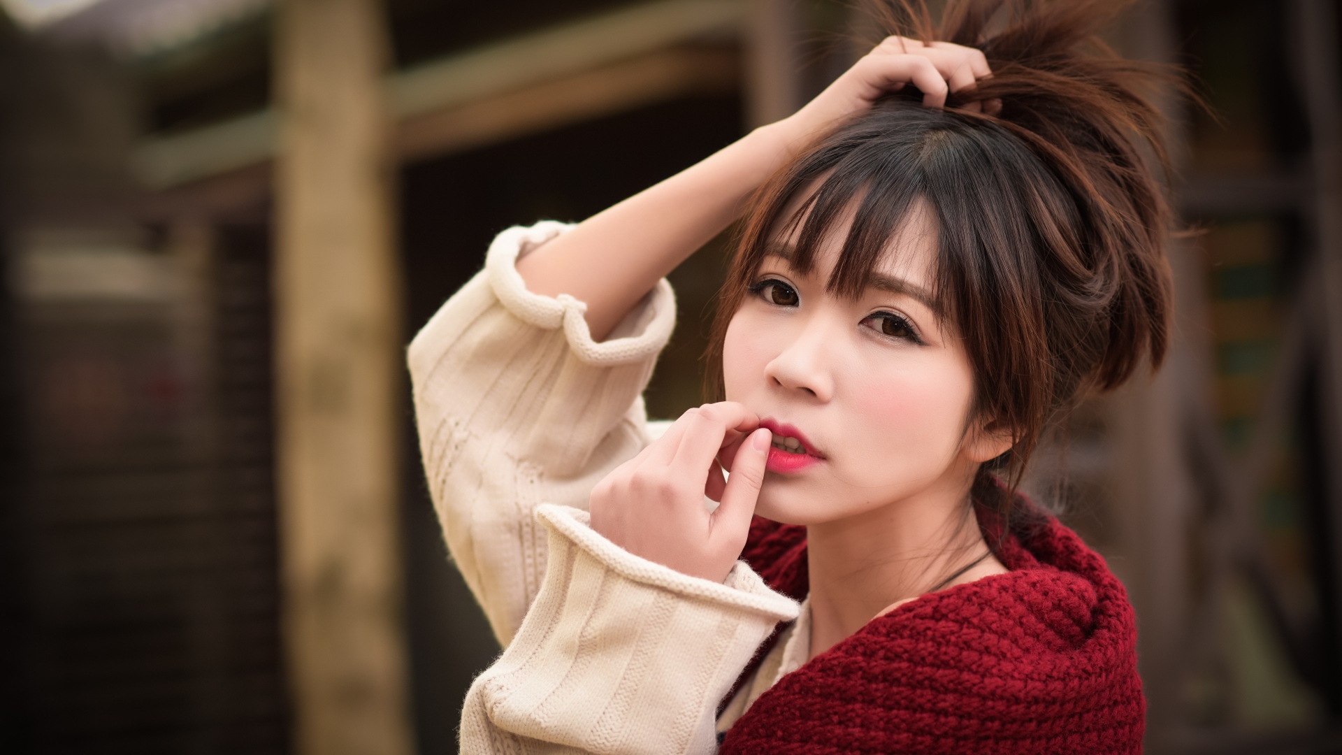 Милая девушка азиатка с рукой в волосах 