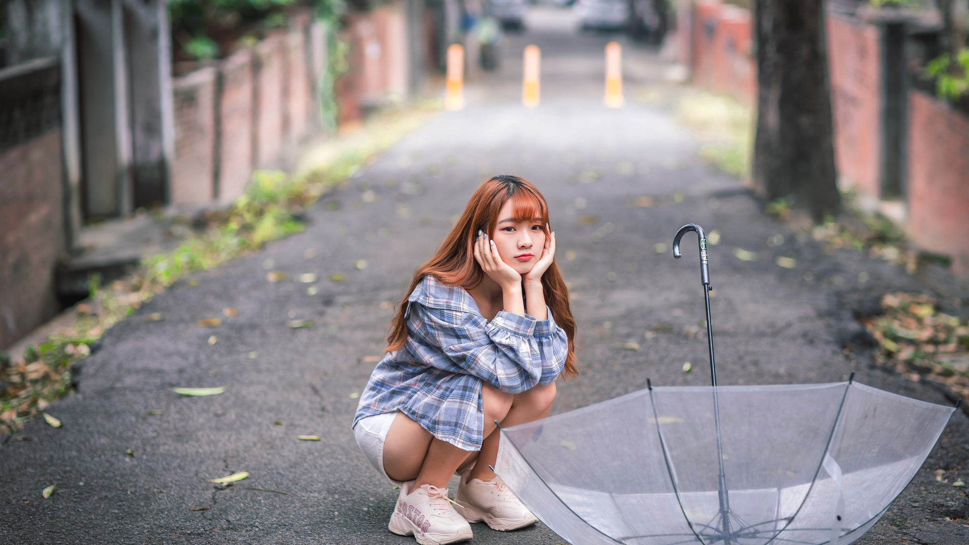 Милая девушка азиатка с прозрачным зонтом