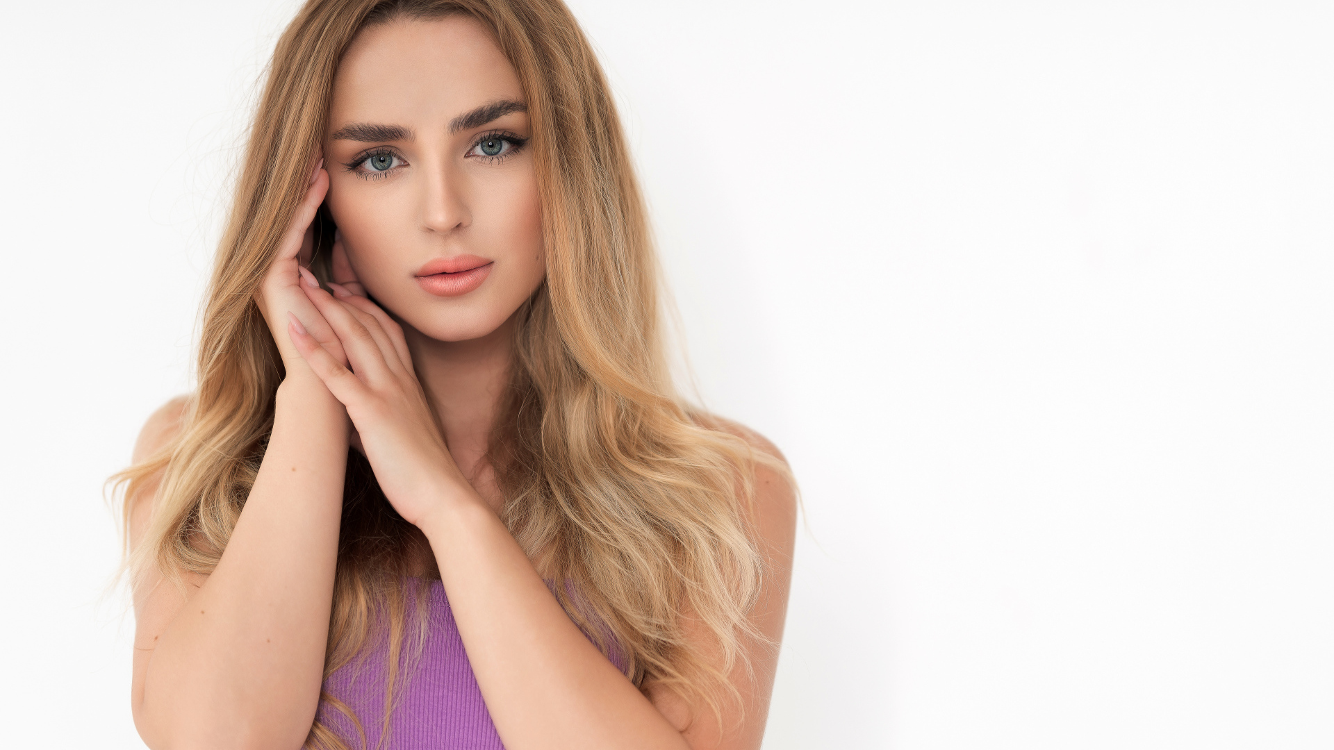 Милая длинноволосая девушка на белом фоне