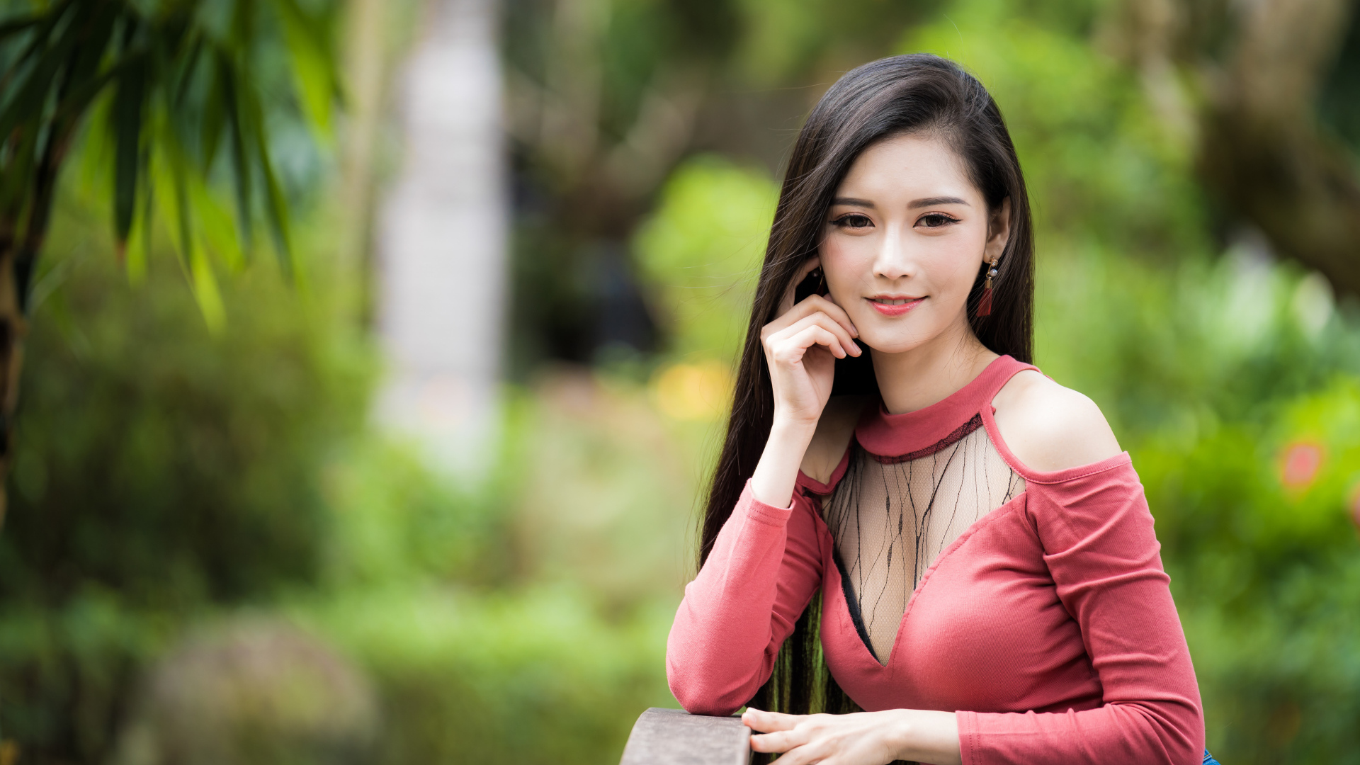 Милая улыбающаяся девушка азиатка розовой кофте