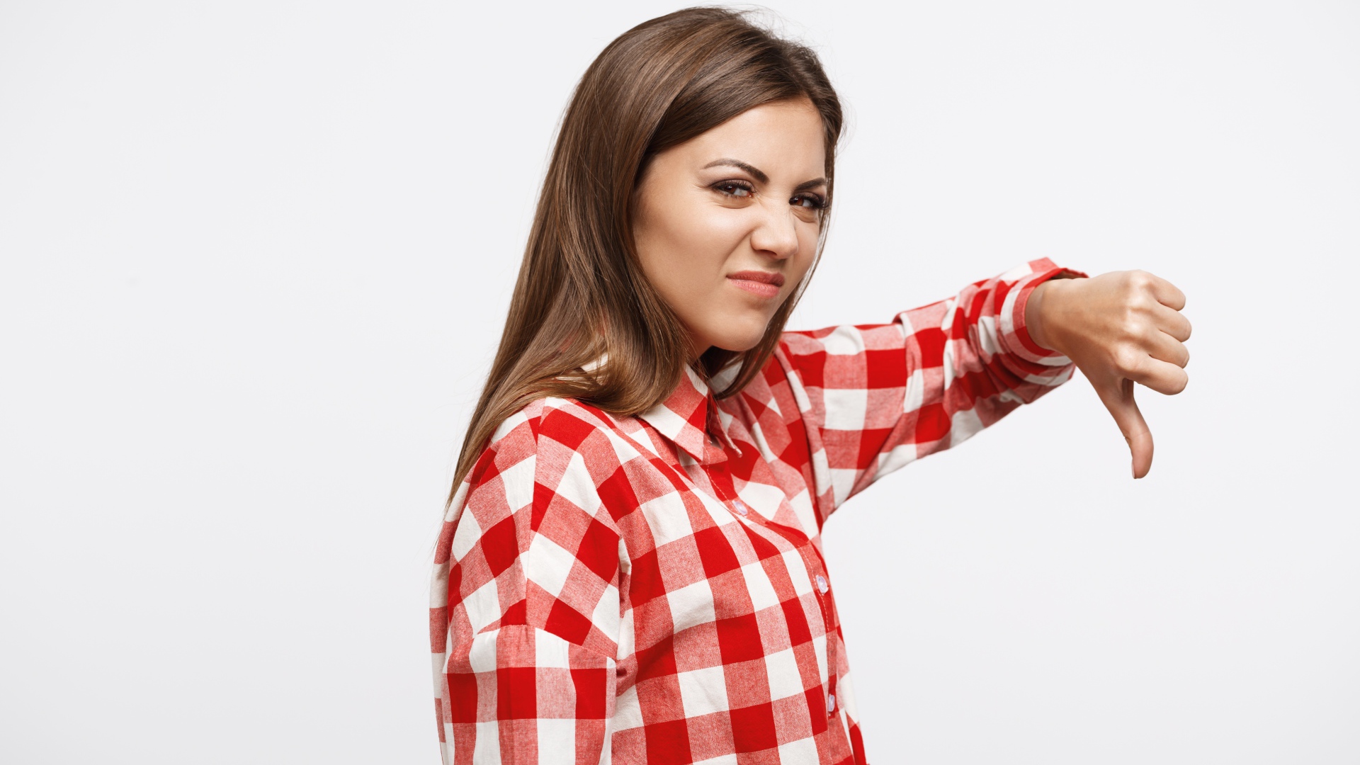 Недовольная девушка опустила палец вниз 