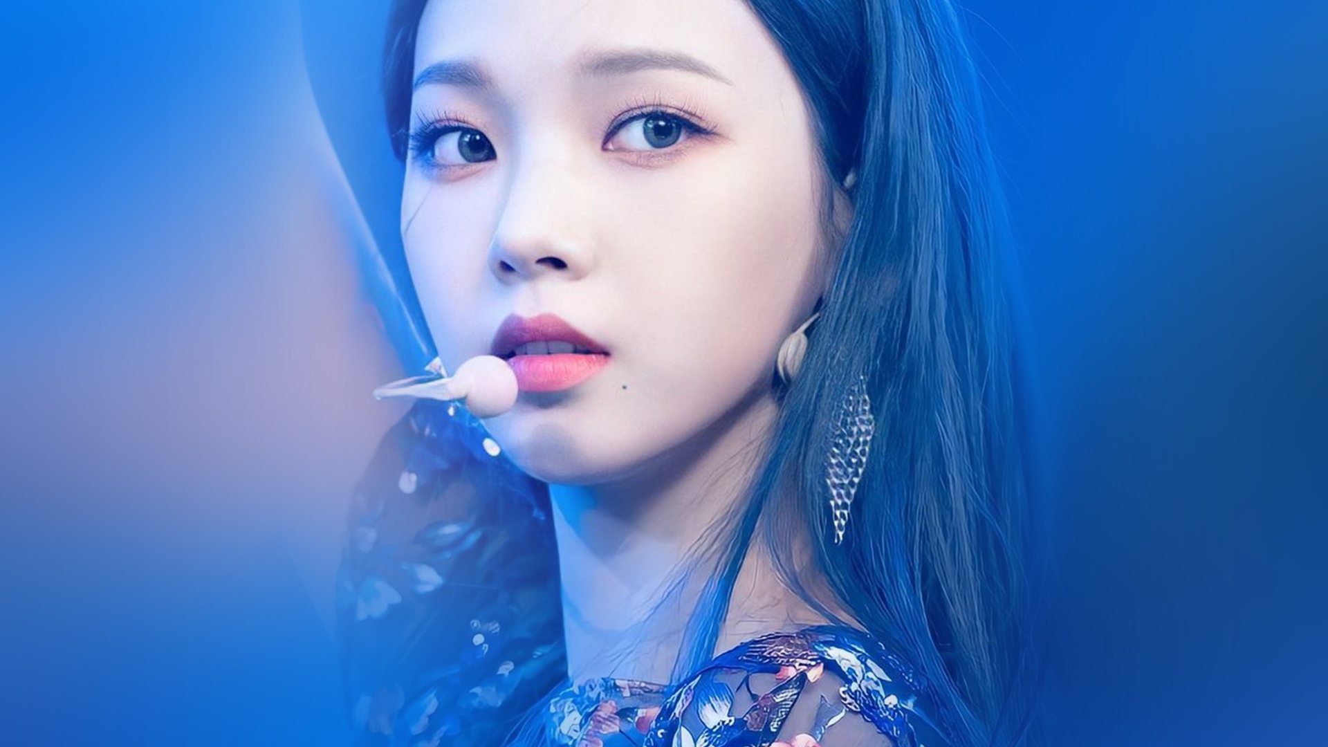 Лицо красивой девушки азиатки с микрофоном 