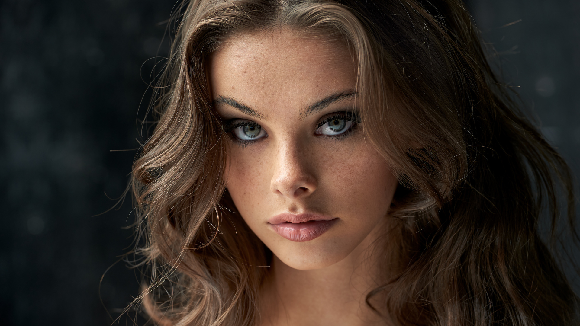 Лицо красивой девушки с веснушками на лице 