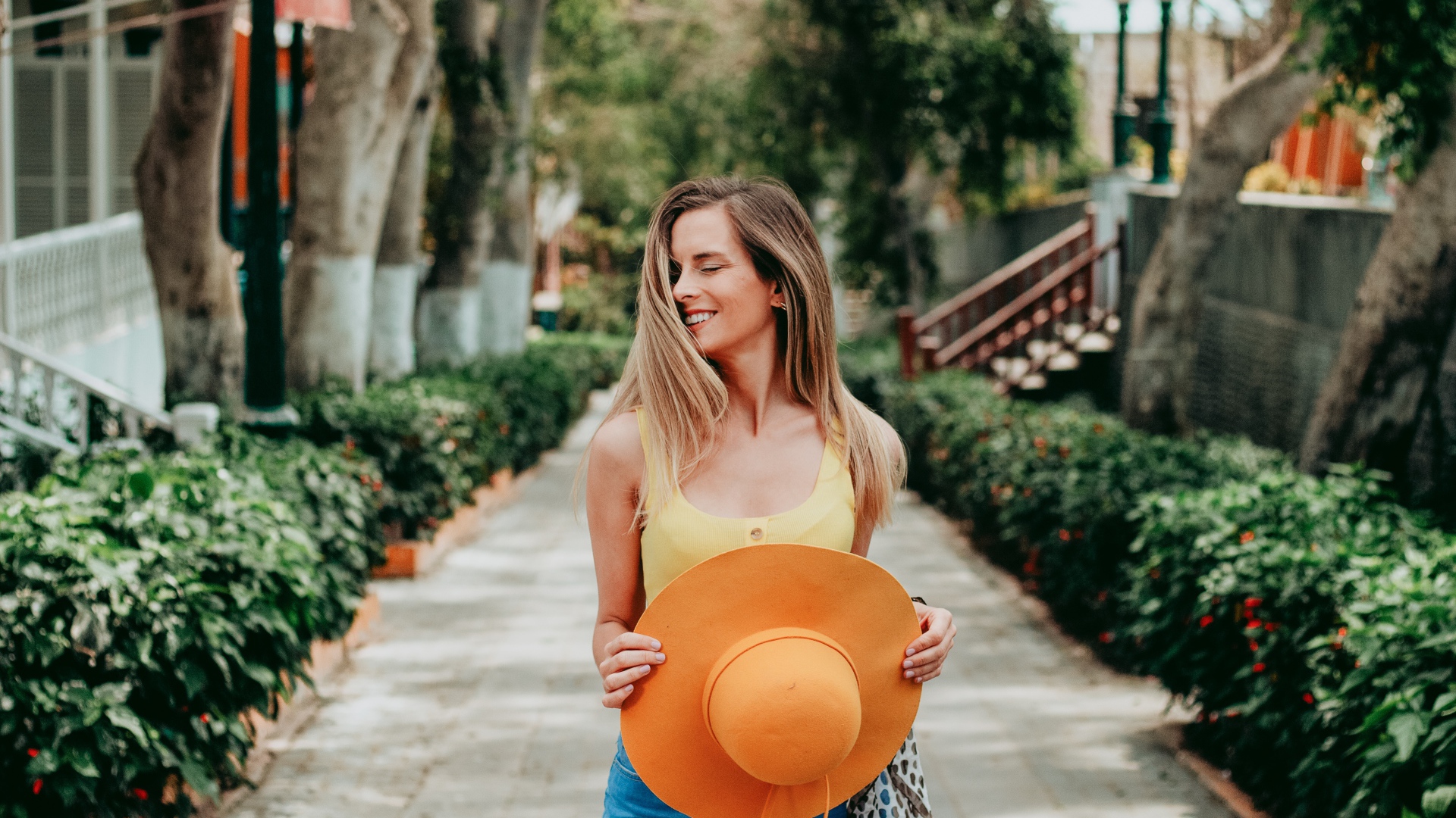 Девушка с закрытыми глазами со шляпой в руках 