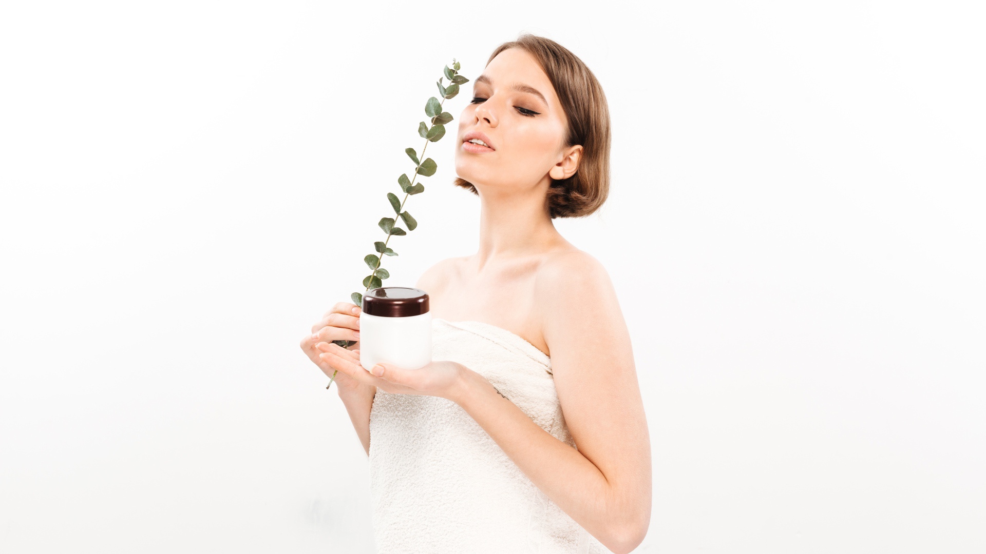 Девушка с кремом на белом фоне 