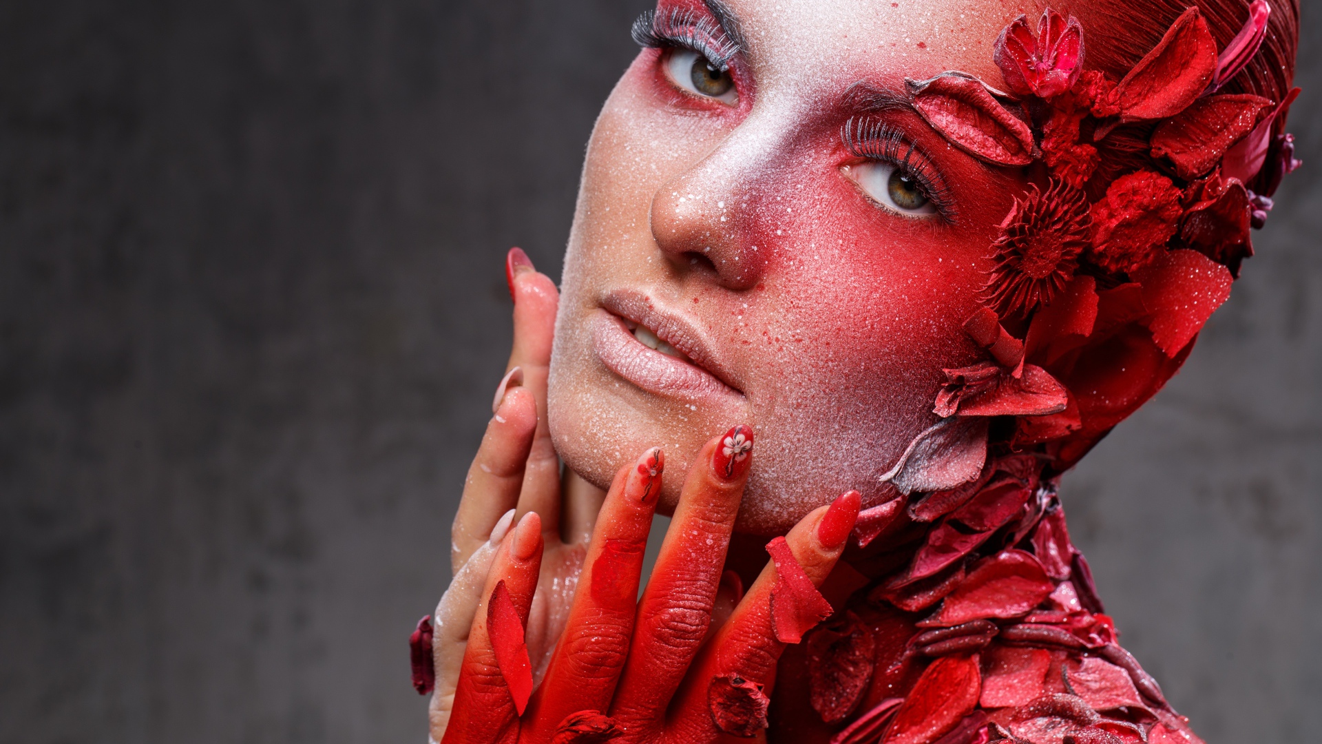 Девушка с красным декором на теле 