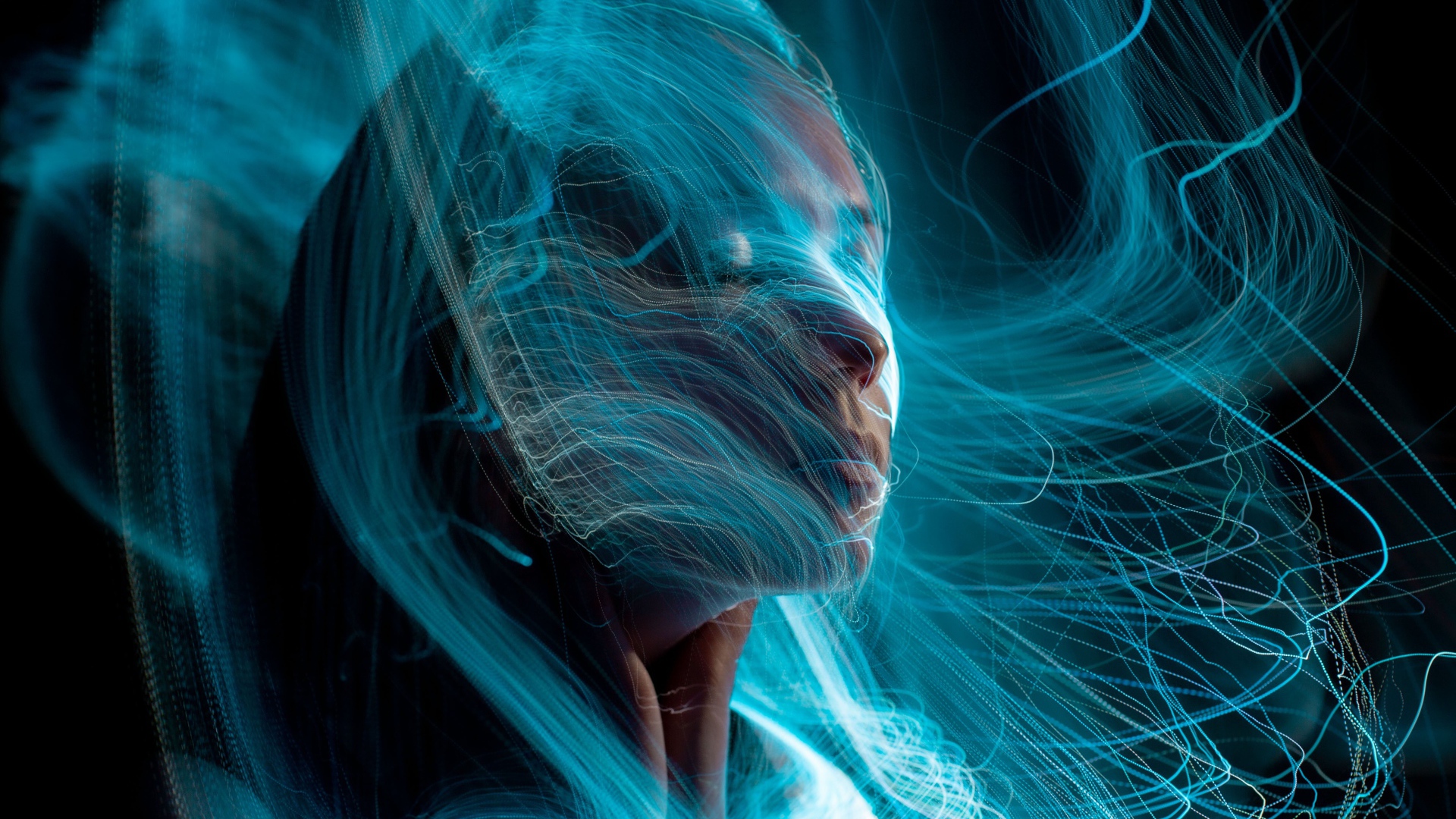 Магическая девушка с паутиной на лице 