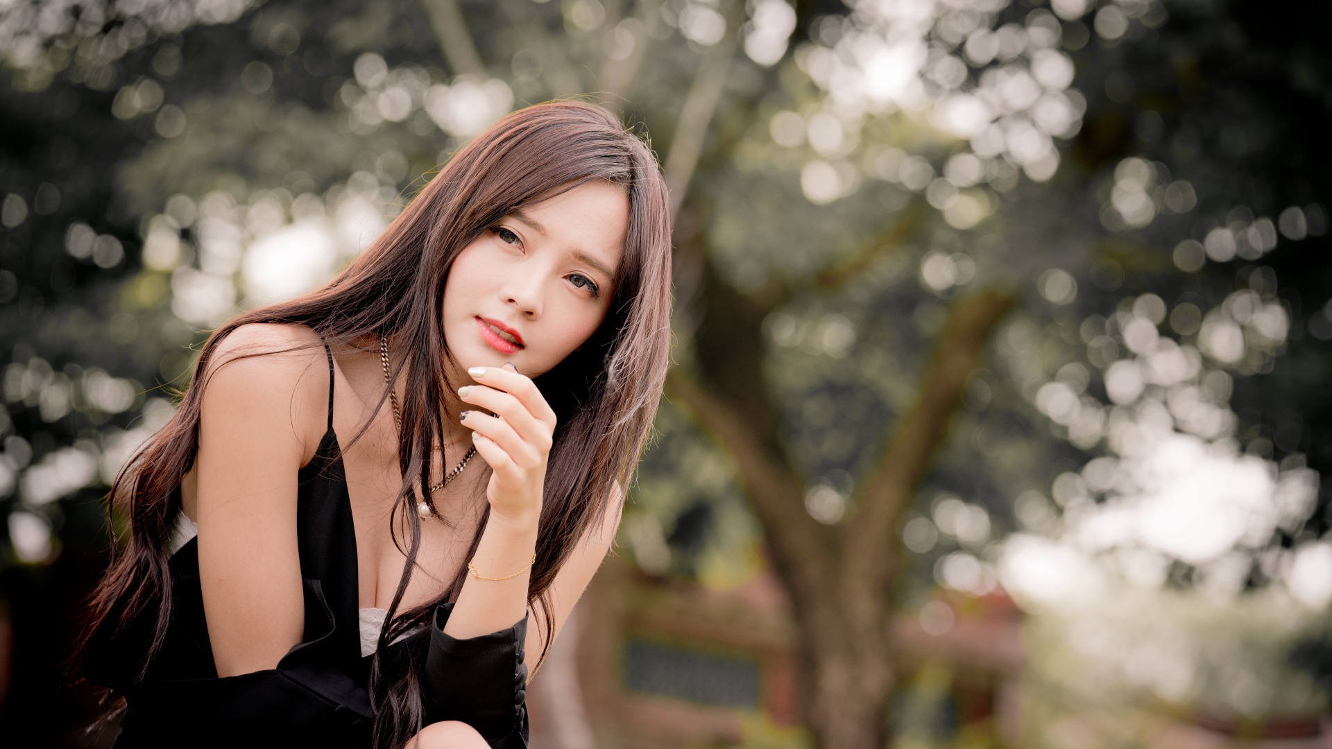 Задумчивая девушка азиатка в черном платье 