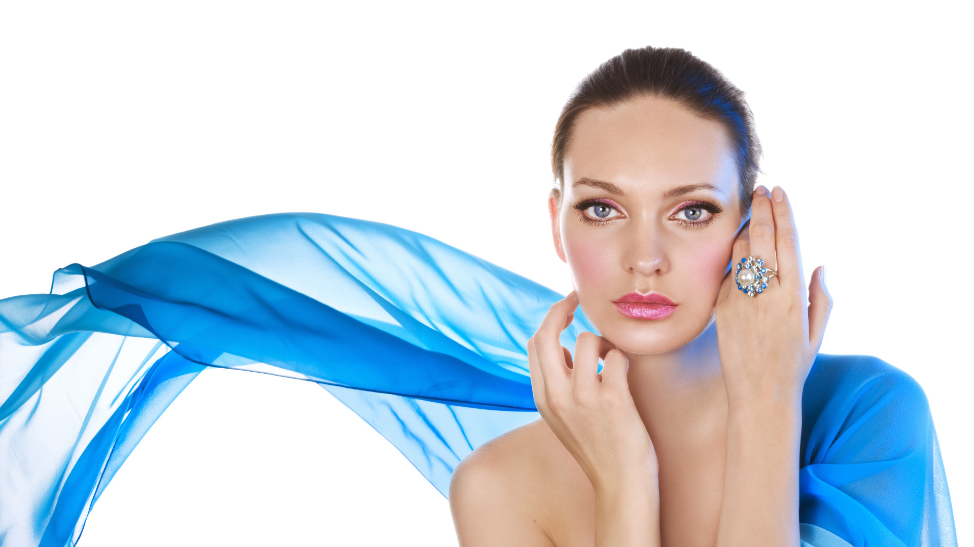 Настоящая девушка в голубой накидке на белом фоне
