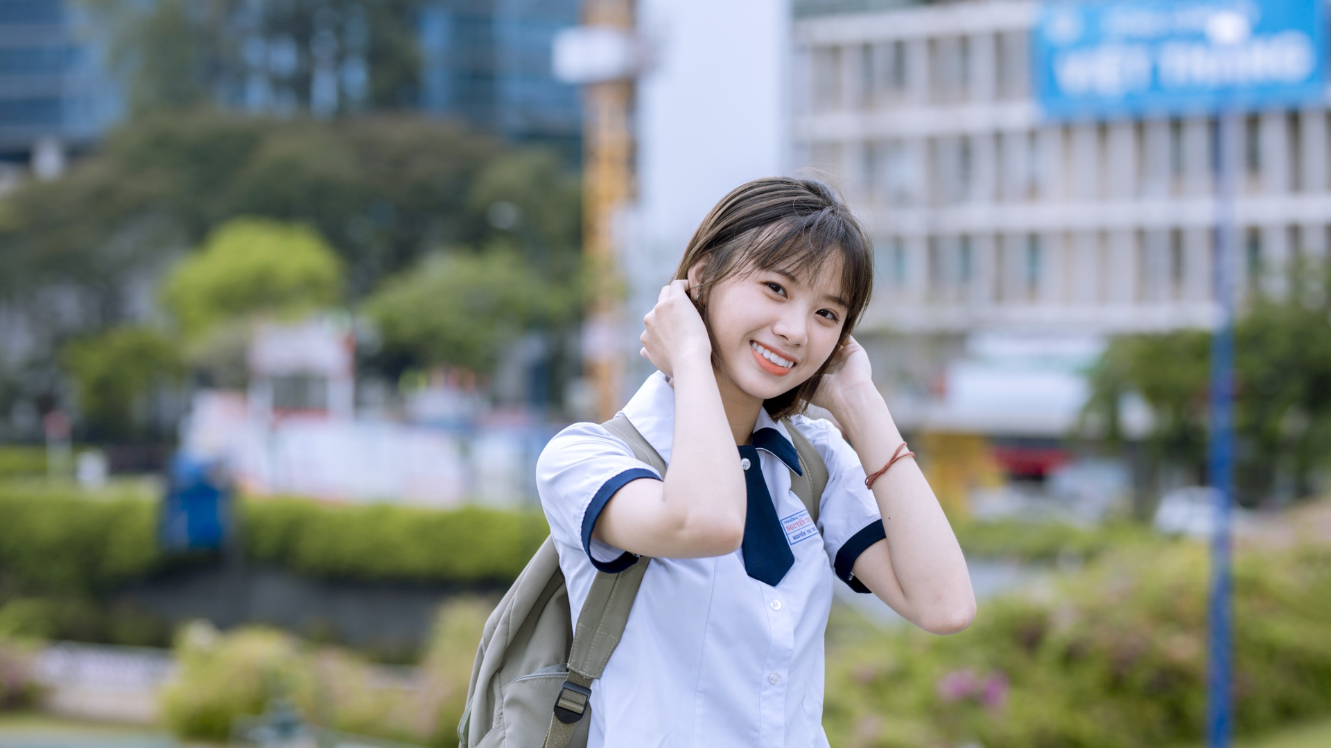 Улыбающаяся девушка азиатка со стрижкой каре