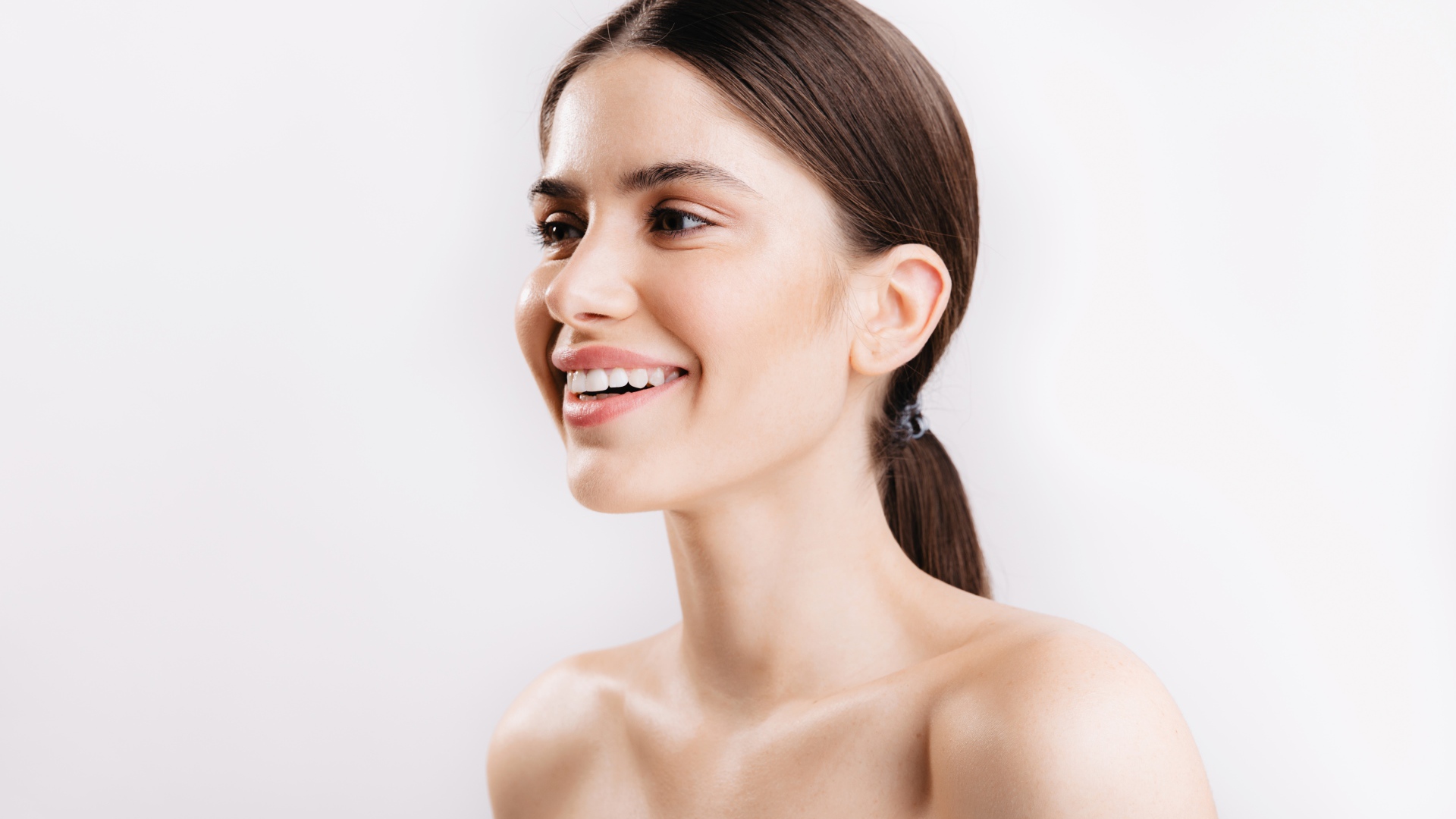 Улыбающаяся настоящая девушка без макияжа